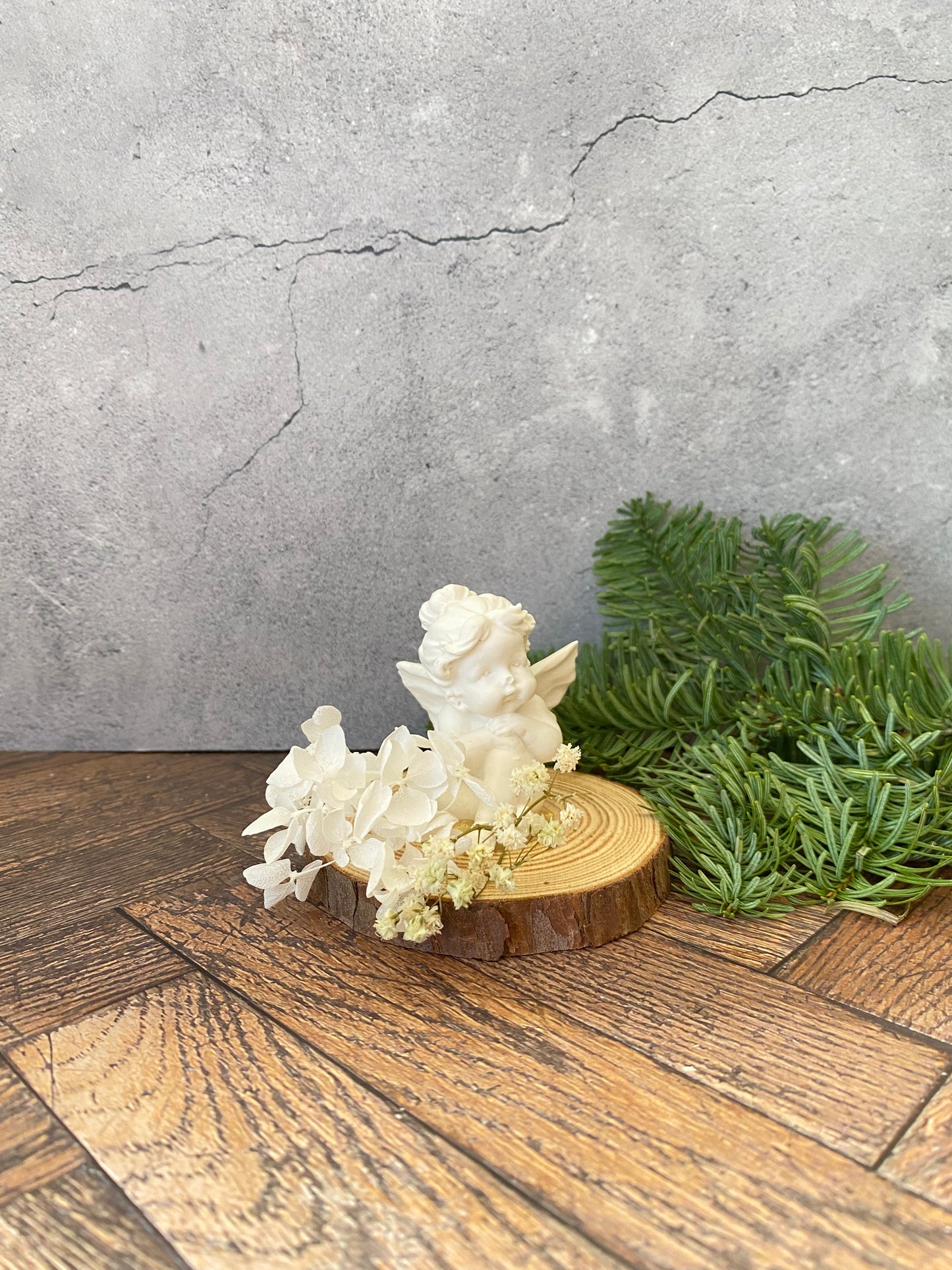 Deko Engel aus Jesin – auf Holzscheibe, handgemacht