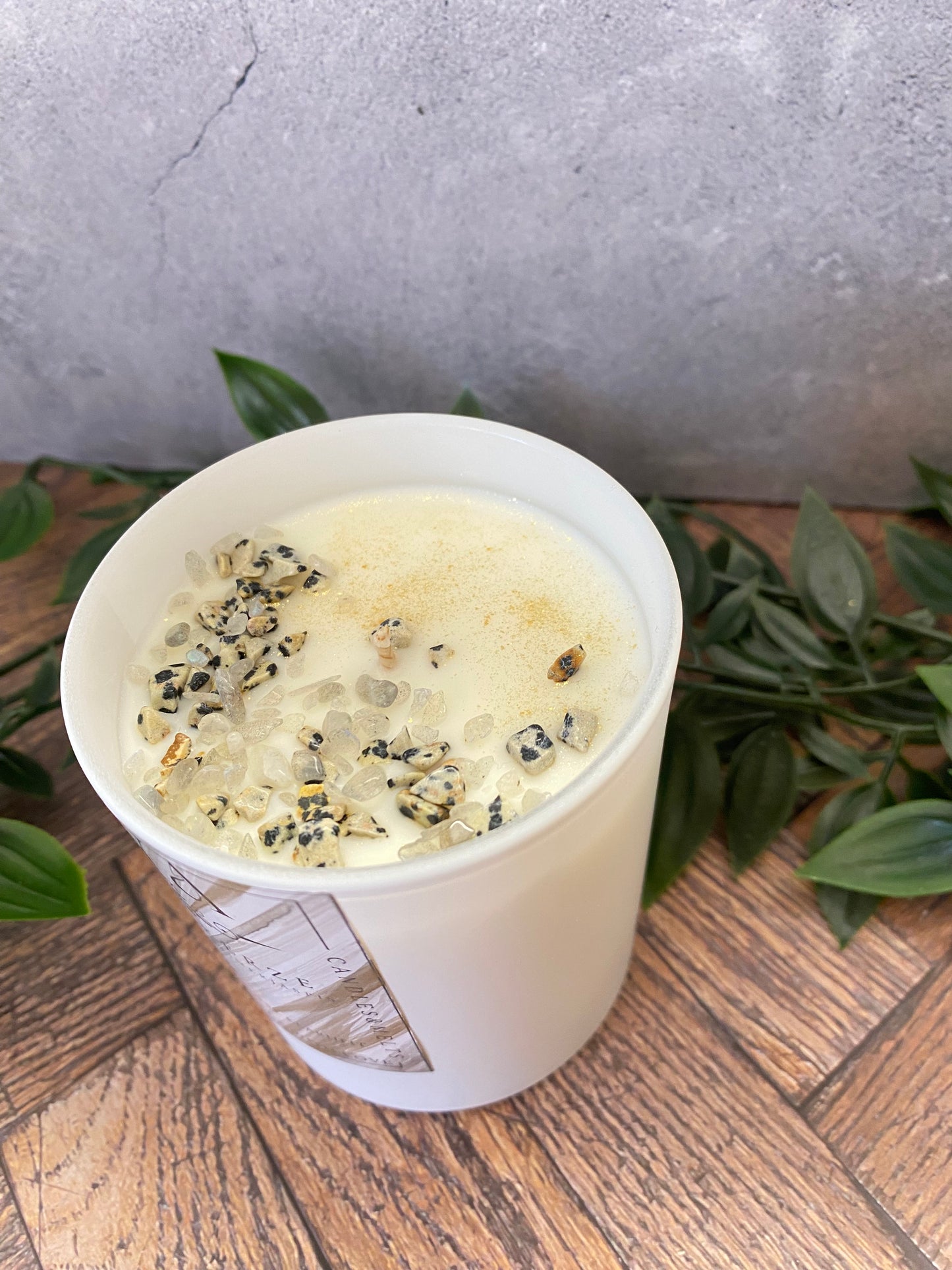 Handgegossene Kristallkerze aus Sojawachs – Dalmatiner Jaspis & Mondstein | Schutz, Intuition & Meditation