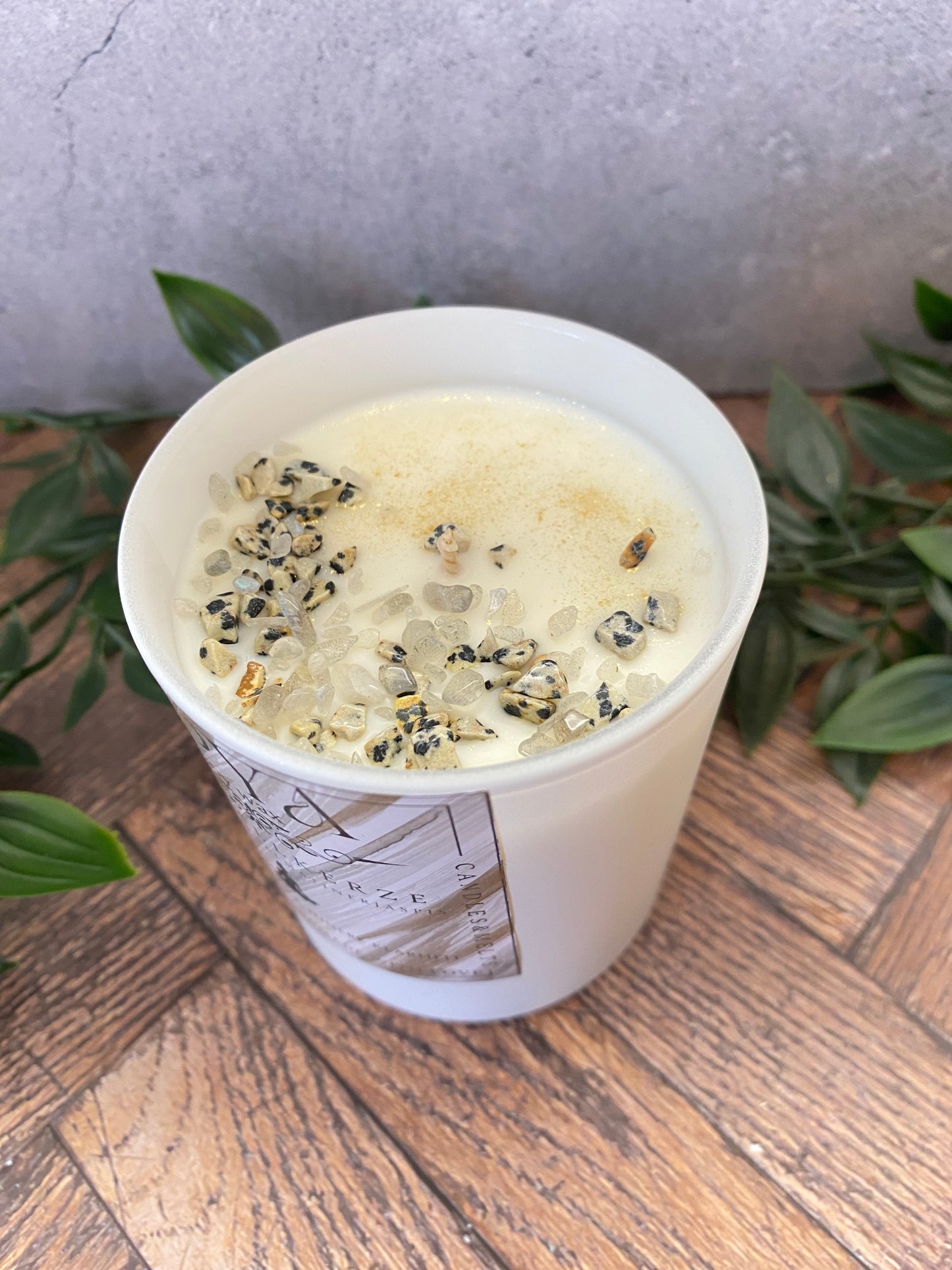 Handgegossene Kristallkerze aus Sojawachs – Dalmatiner Jaspis & Mondstein | Schutz, Intuition & Meditation