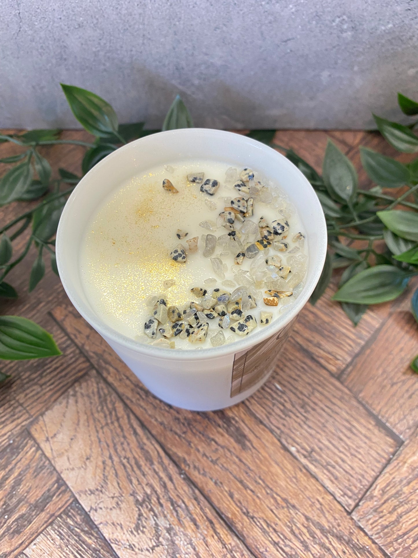 Handgegossene Kristallkerze aus Sojawachs – Dalmatiner Jaspis & Mondstein | Schutz, Intuition & Meditation