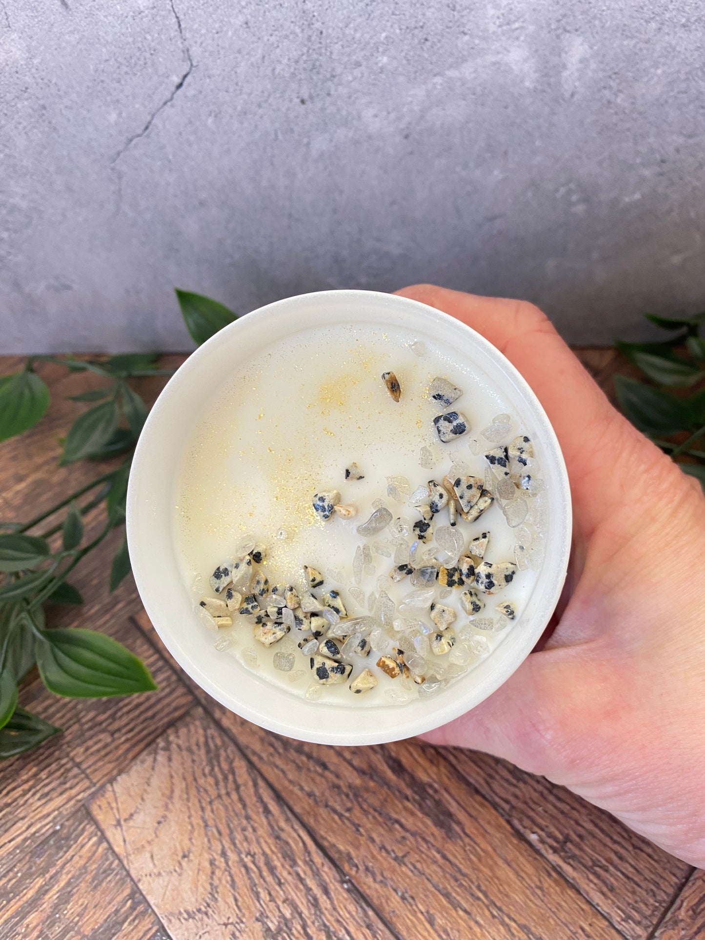 Handgegossene Kristallkerze aus Sojawachs – Dalmatiner Jaspis & Mondstein | Schutz, Intuition & Meditation