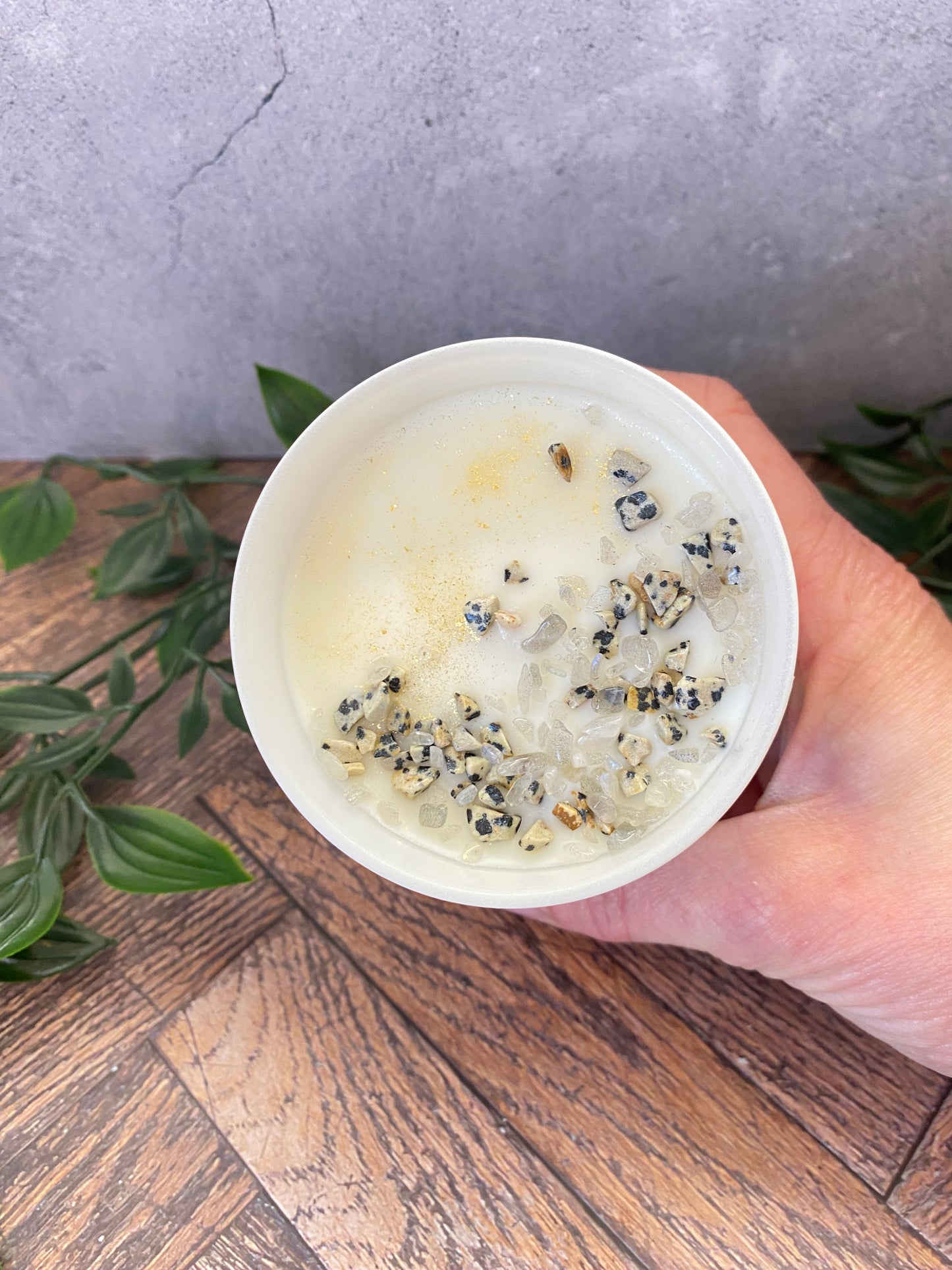 Handgegossene Kristallkerze aus Sojawachs – Dalmatiner Jaspis & Mondstein | Schutz, Intuition & Meditation