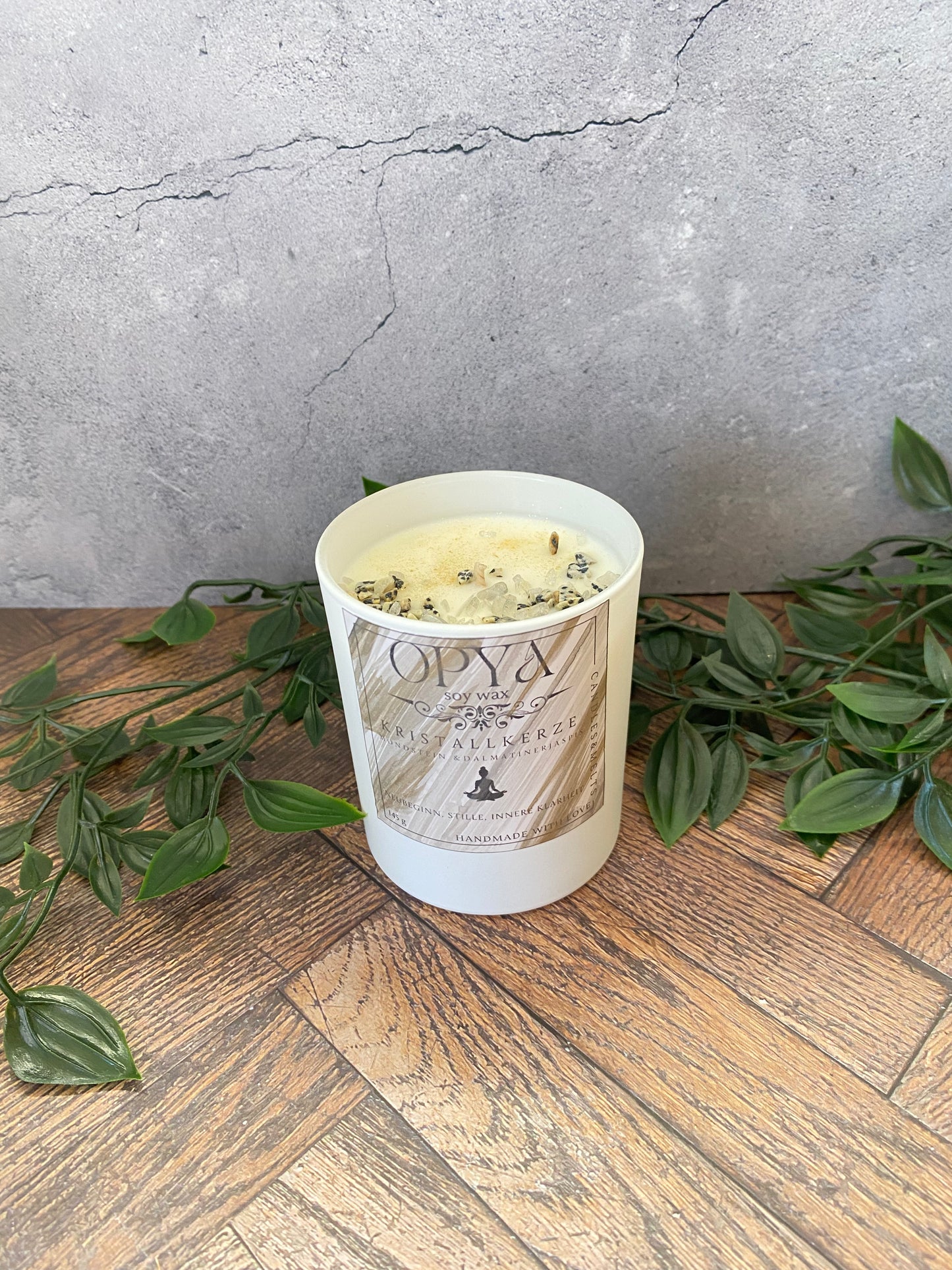 Handgegossene Kristallkerze aus Sojawachs – Dalmatiner Jaspis & Mondstein | Schutz, Intuition & Meditation