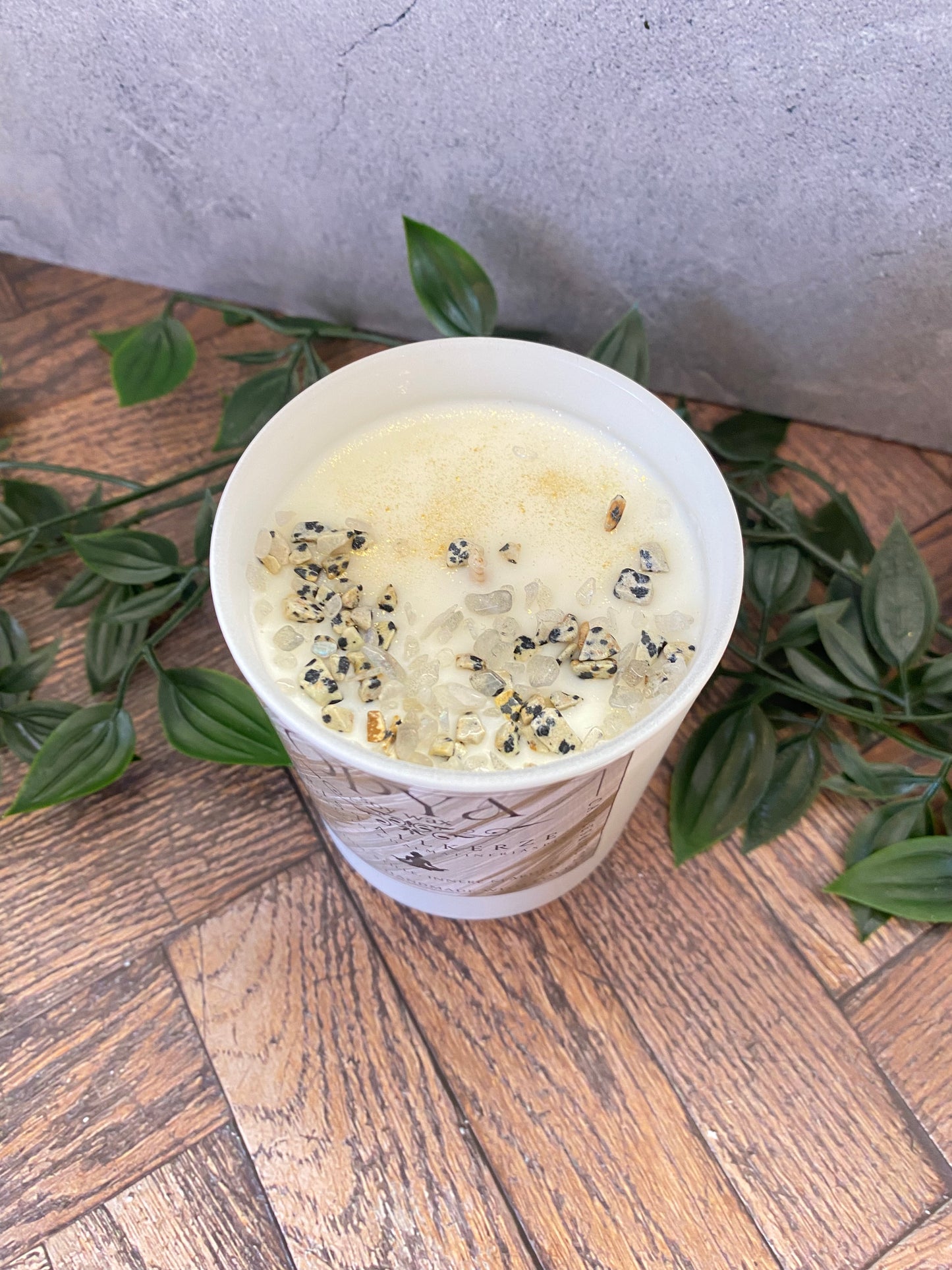 Handgegossene Kristallkerze aus Sojawachs – Dalmatiner Jaspis & Mondstein | Schutz, Intuition & Meditation