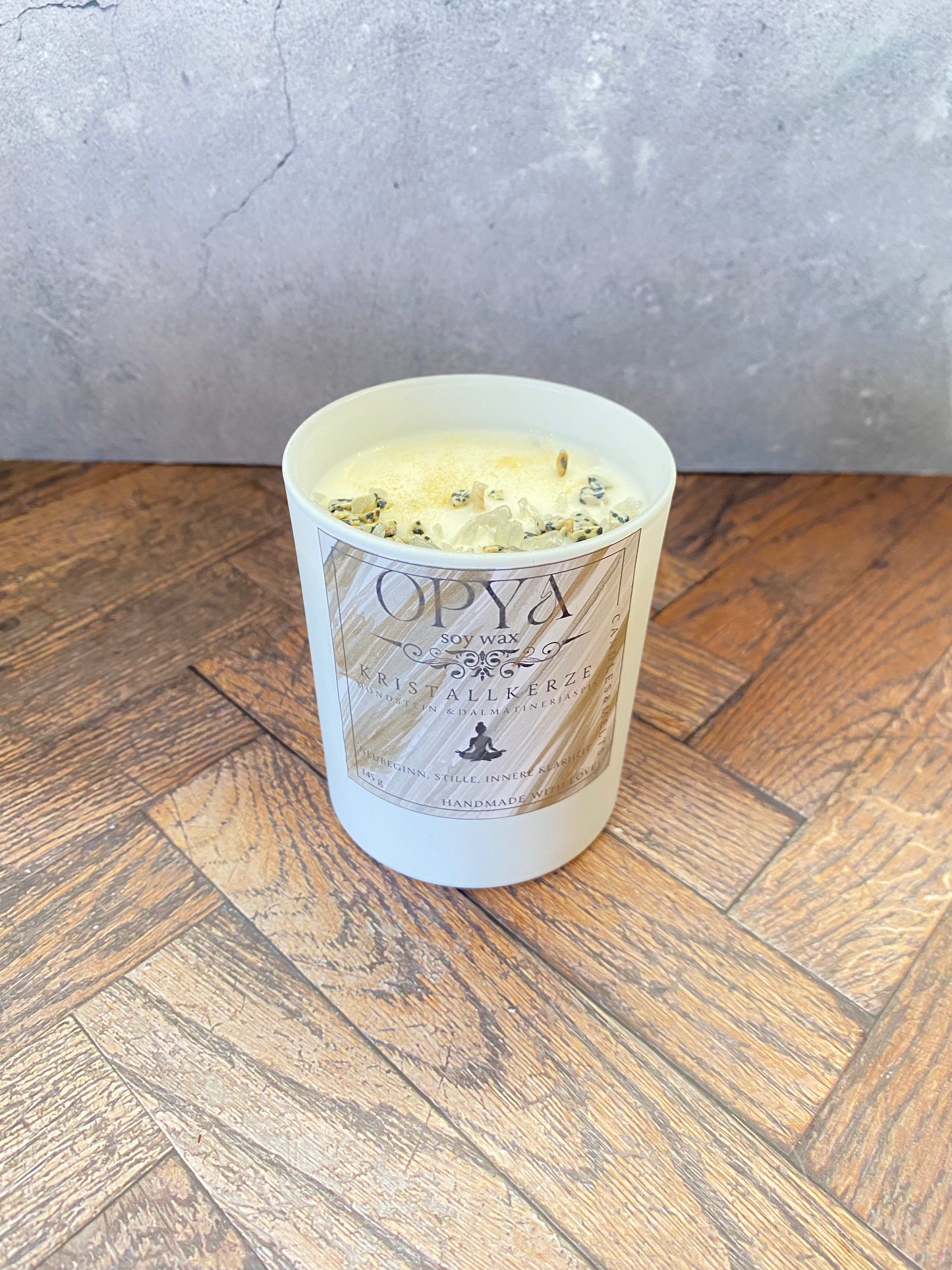 Handgegossene Kristallkerze aus Sojawachs – Dalmatiner Jaspis & Mondstein | Schutz, Intuition & Meditation