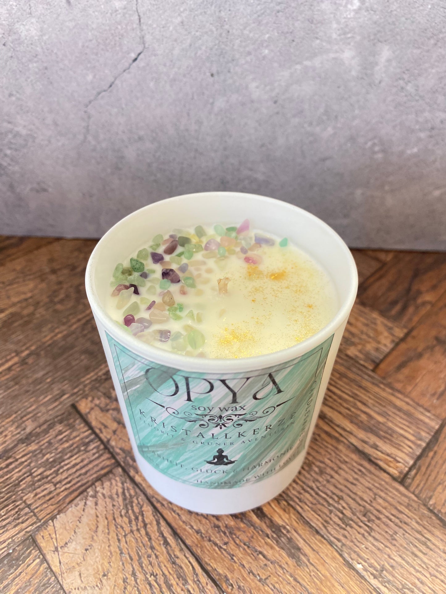Kristallkerze aus Sojawachs – Fluorit & Grüner Aventurin | Handbemalt, Orientalischer Duft, Meditation & Altar