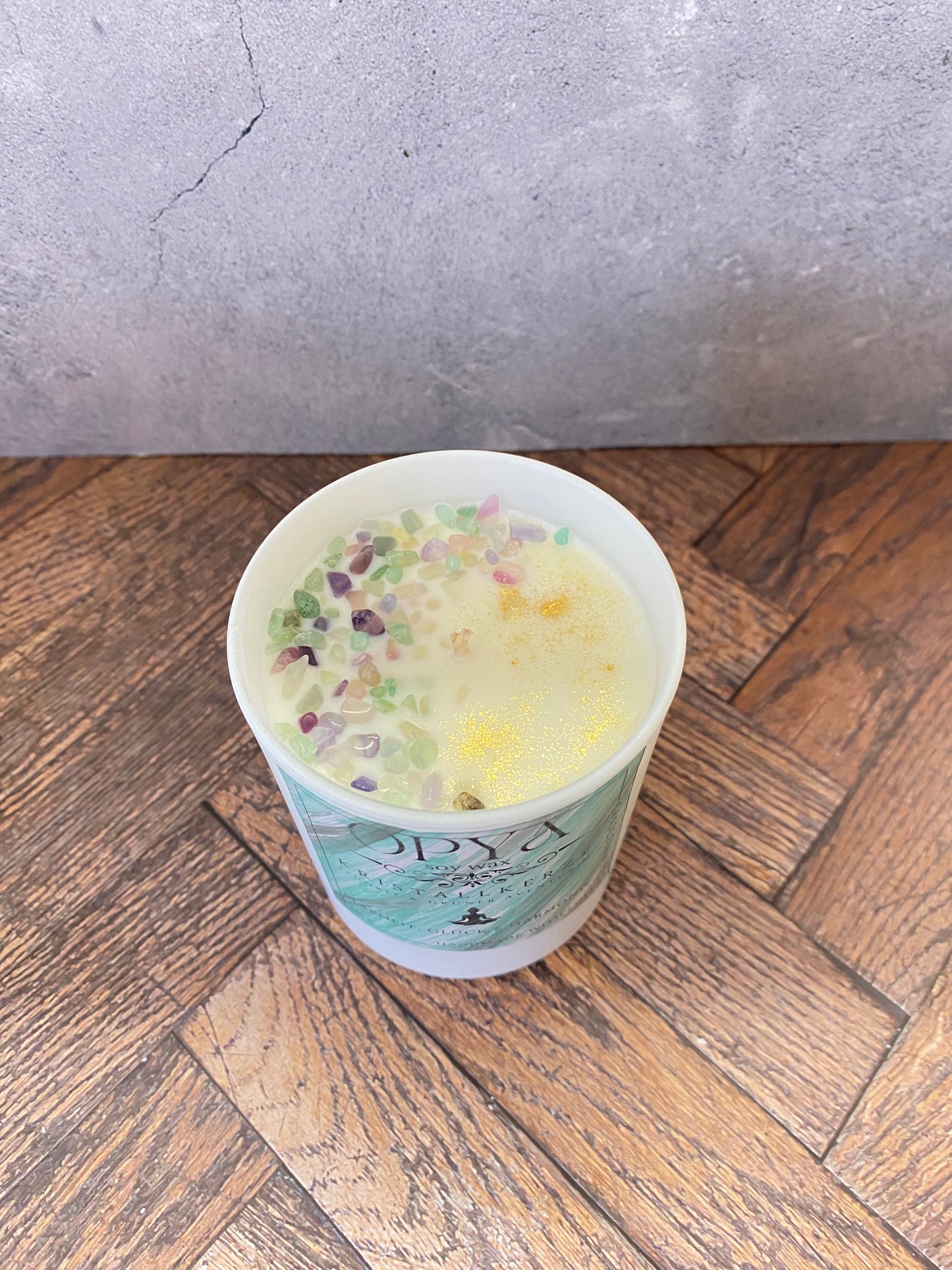 Kristallkerze aus Sojawachs – Fluorit & Grüner Aventurin | Handbemalt, Orientalischer Duft, Meditation & Altar