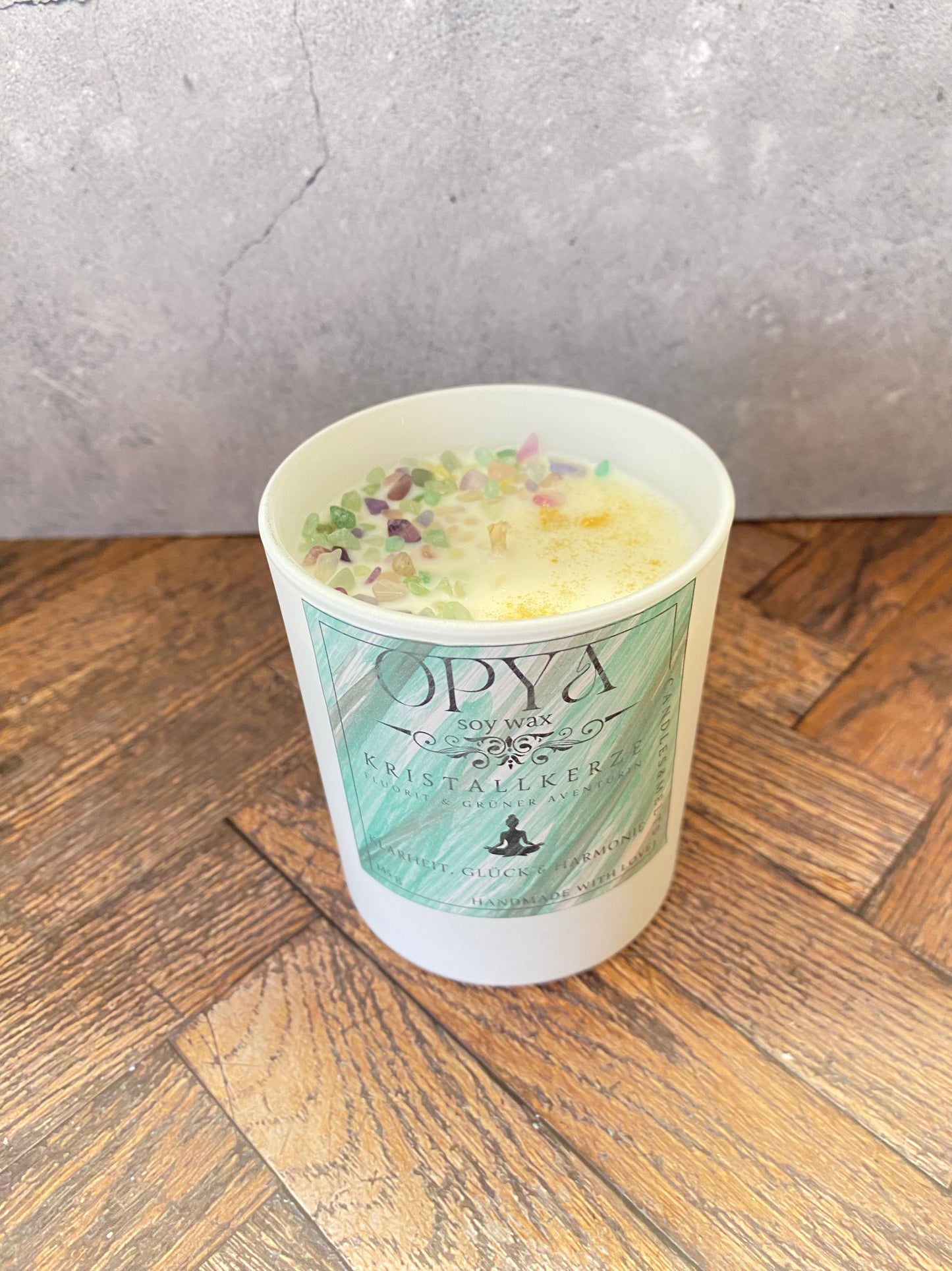 Kristallkerze aus Sojawachs – Fluorit & Grüner Aventurin | Handbemalt, Orientalischer Duft, Meditation & Altar