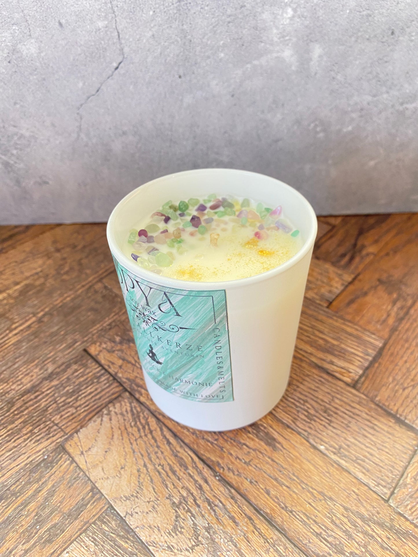 Kristallkerze aus Sojawachs – Fluorit & Grüner Aventurin | Handbemalt, Orientalischer Duft, Meditation & Altar