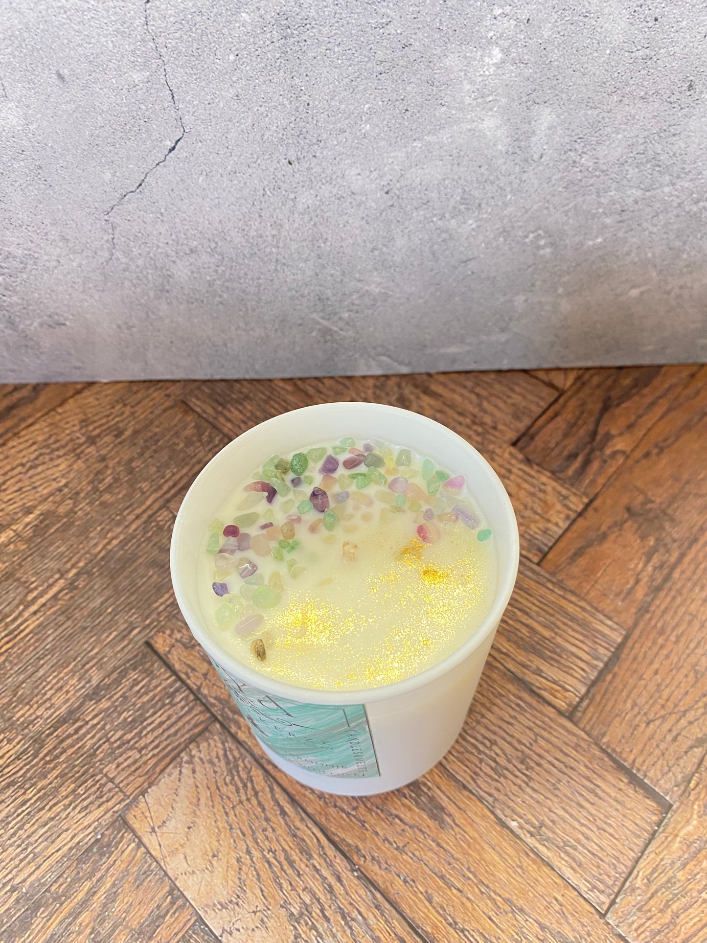 Kristallkerze aus Sojawachs – Fluorit & Grüner Aventurin | Handbemalt, Orientalischer Duft, Meditation & Altar