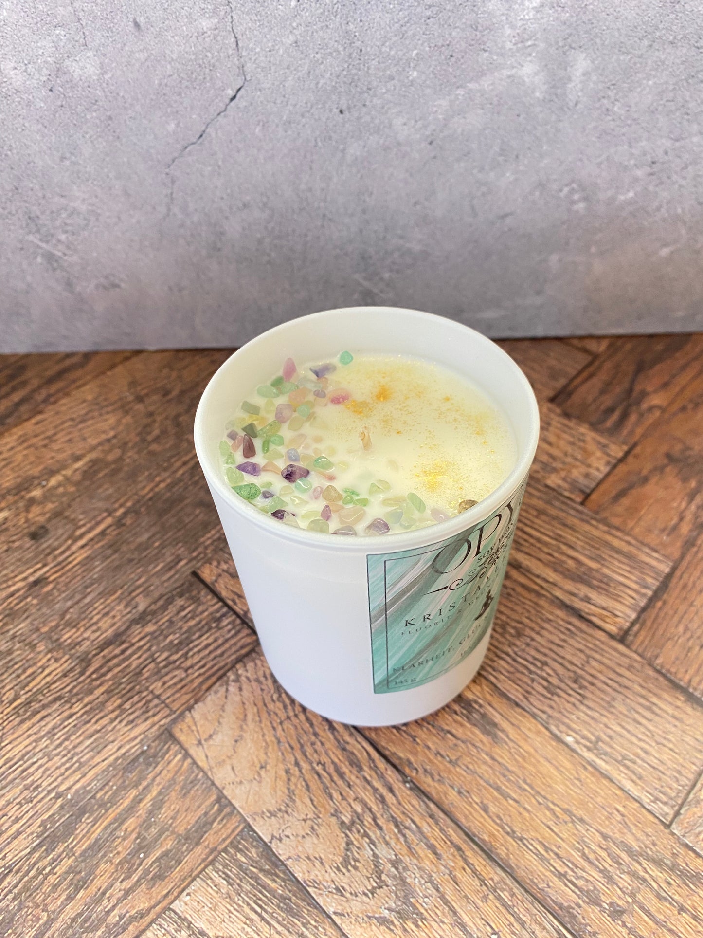 Kristallkerze aus Sojawachs – Fluorit & Grüner Aventurin | Handbemalt, Orientalischer Duft, Meditation & Altar