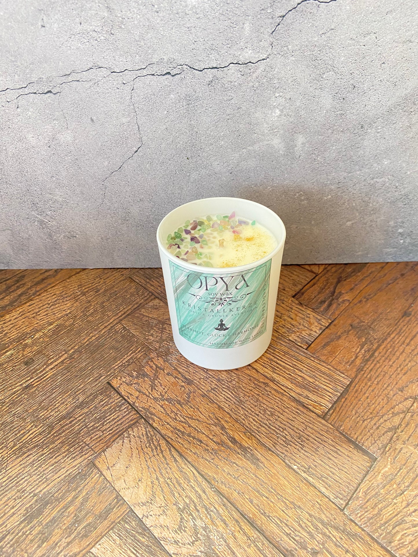 Kristallkerze aus Sojawachs – Fluorit & Grüner Aventurin | Handbemalt, Orientalischer Duft, Meditation & Altar