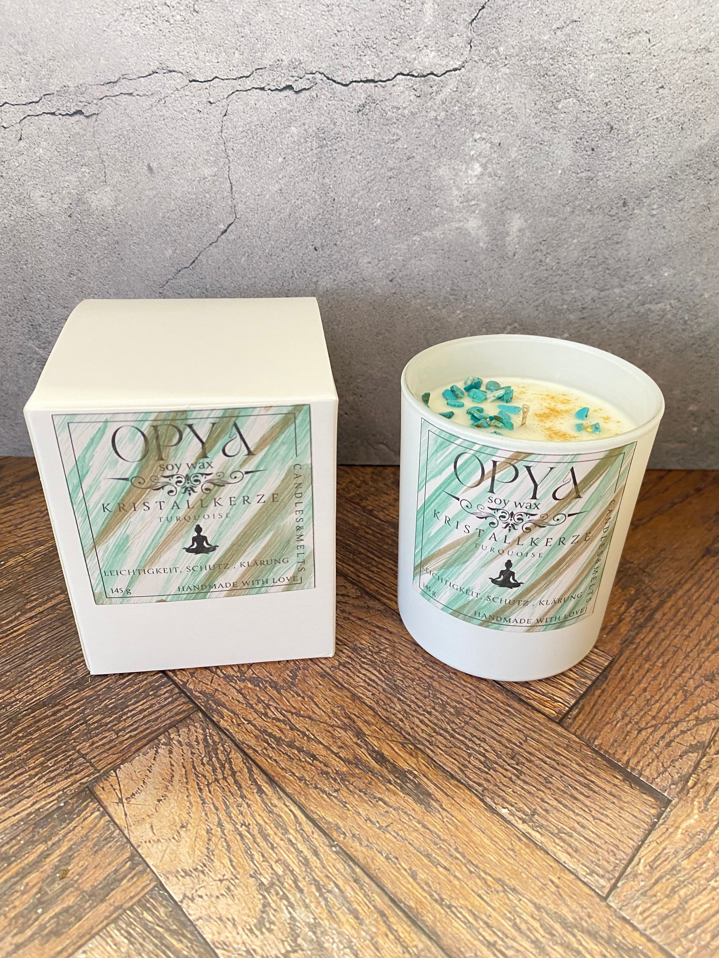 Kristall-Duftkerze Amber Noir & Turqoise – Handgegossen aus Sojawachs | Handbemaltes Etikett | Meditation, Altar & Schutz