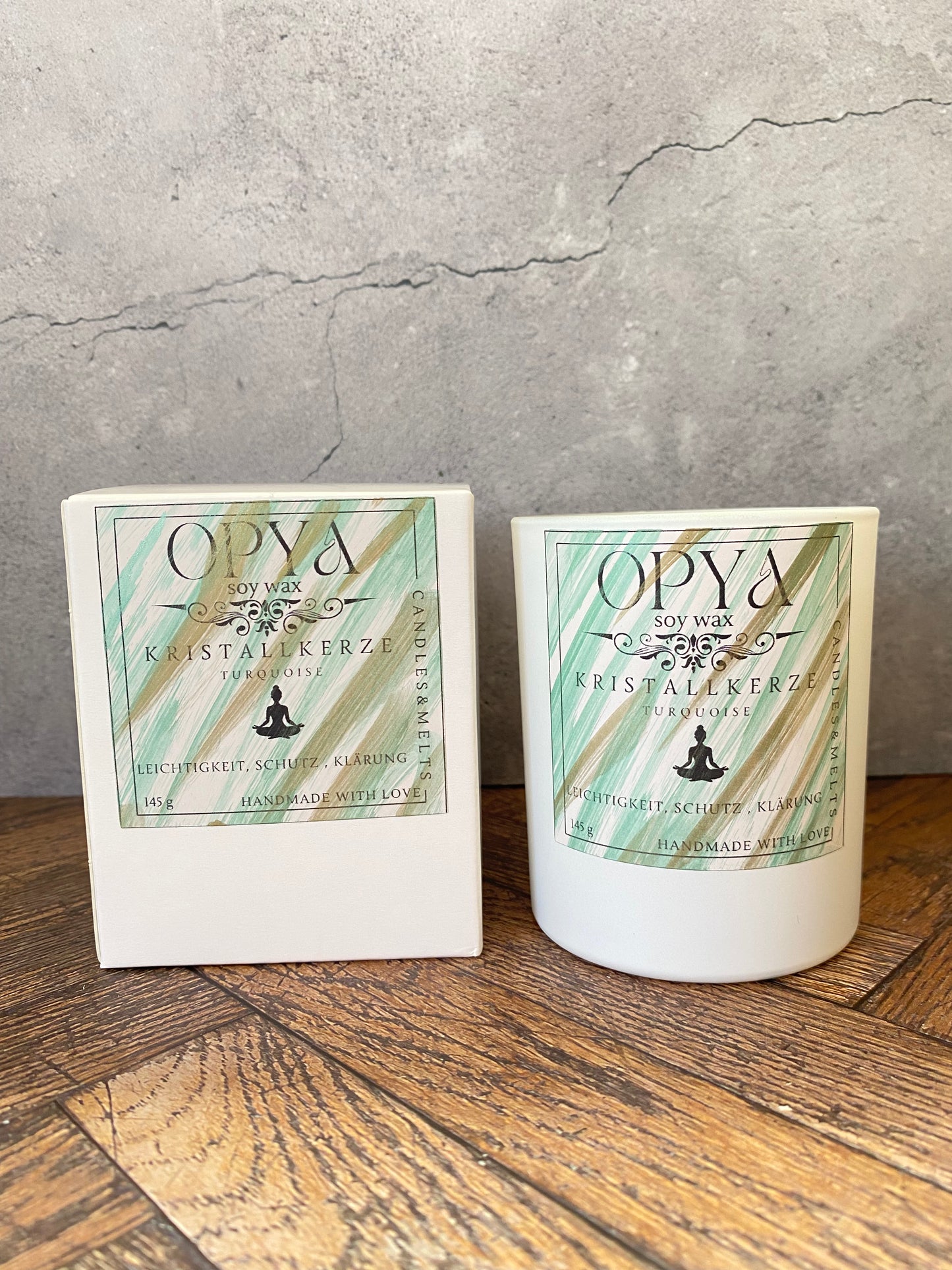 Kristall-Duftkerze Amber Noir & Turqoise – Handgegossen aus Sojawachs | Handbemaltes Etikett | Meditation, Altar & Schutz