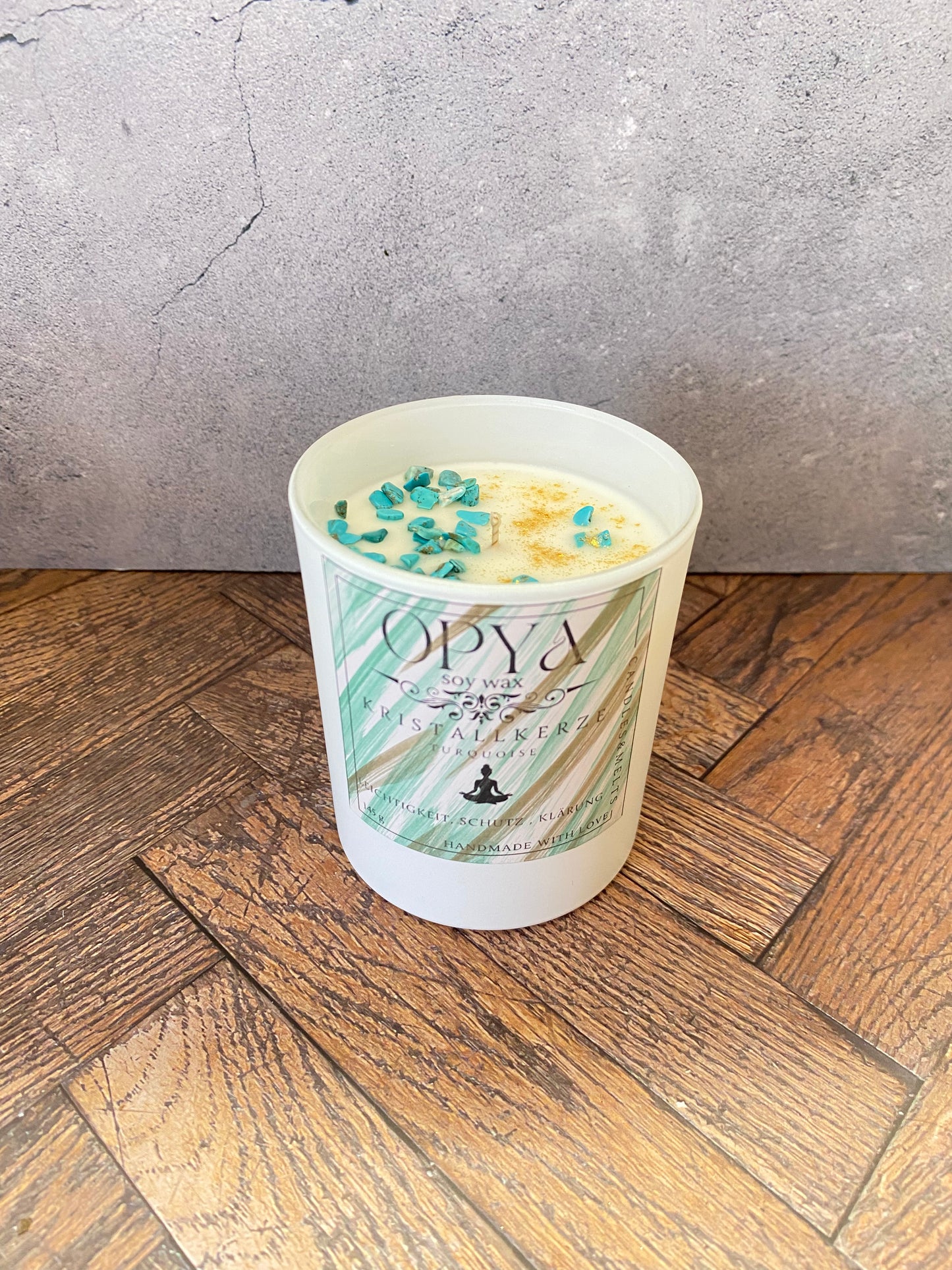 Kristall-Duftkerze Amber Noir & Turqoise – Handgegossen aus Sojawachs | Handbemaltes Etikett | Meditation, Altar & Schutz