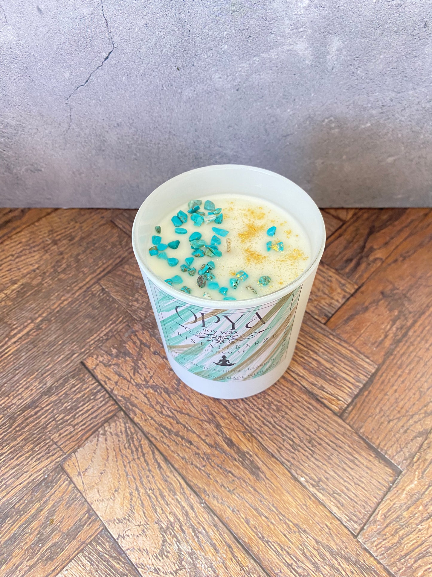 Kristall-Duftkerze Amber Noir & Turqoise – Handgegossen aus Sojawachs | Handbemaltes Etikett | Meditation, Altar & Schutz