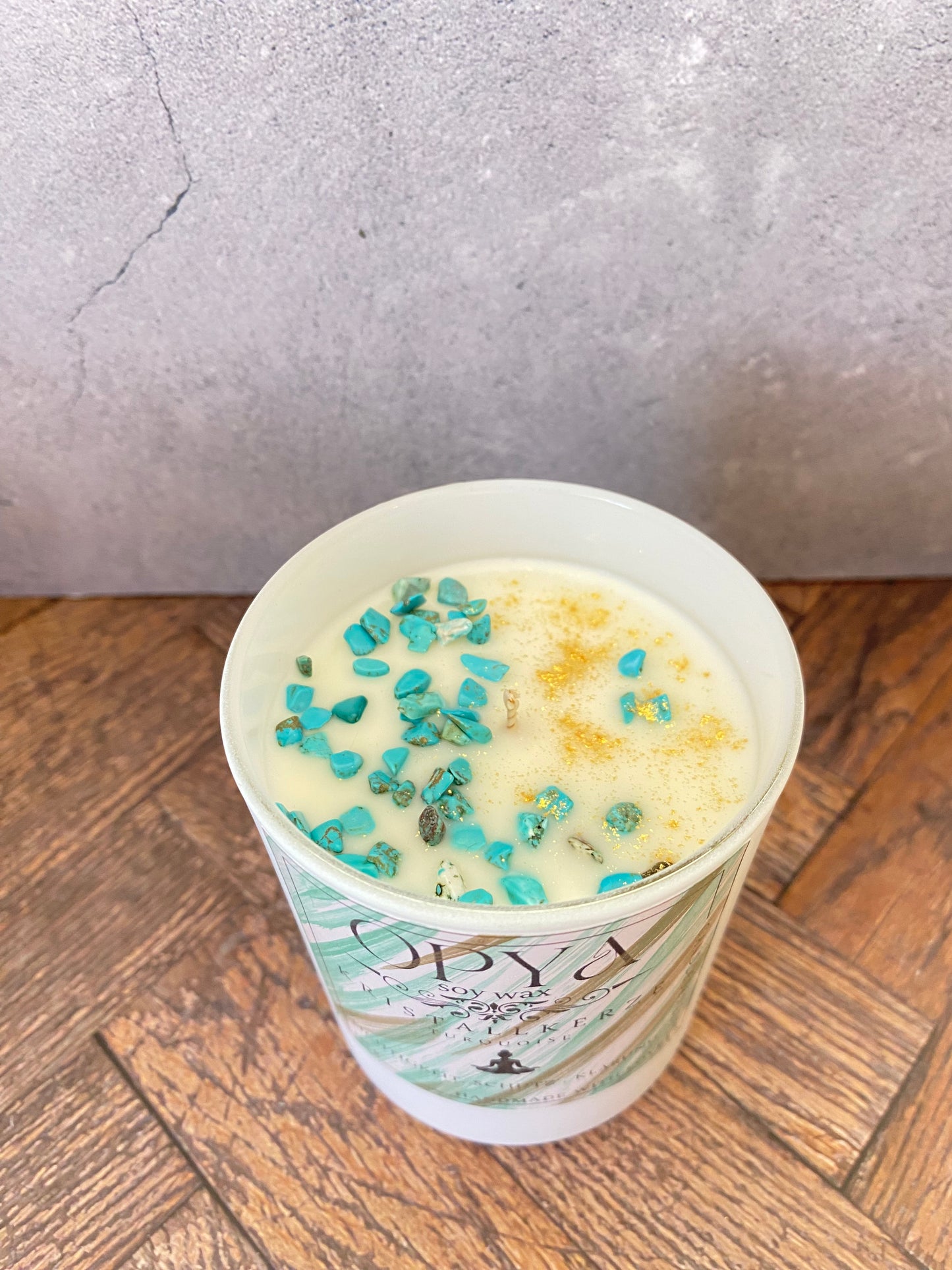 Kristall-Duftkerze Amber Noir & Turqoise – Handgegossen aus Sojawachs | Handbemaltes Etikett | Meditation, Altar & Schutz