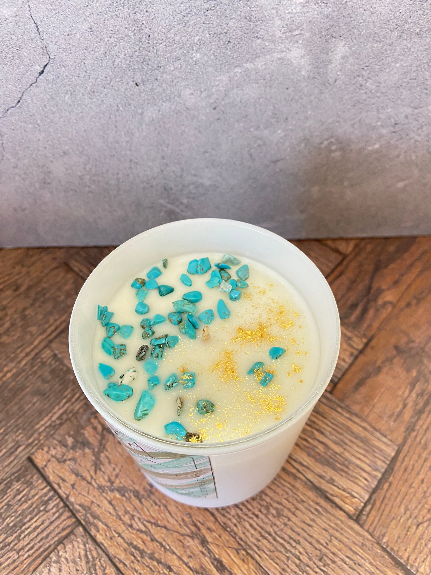 Kristall-Duftkerze Amber Noir & Turqoise – Handgegossen aus Sojawachs | Handbemaltes Etikett | Meditation, Altar & Schutz