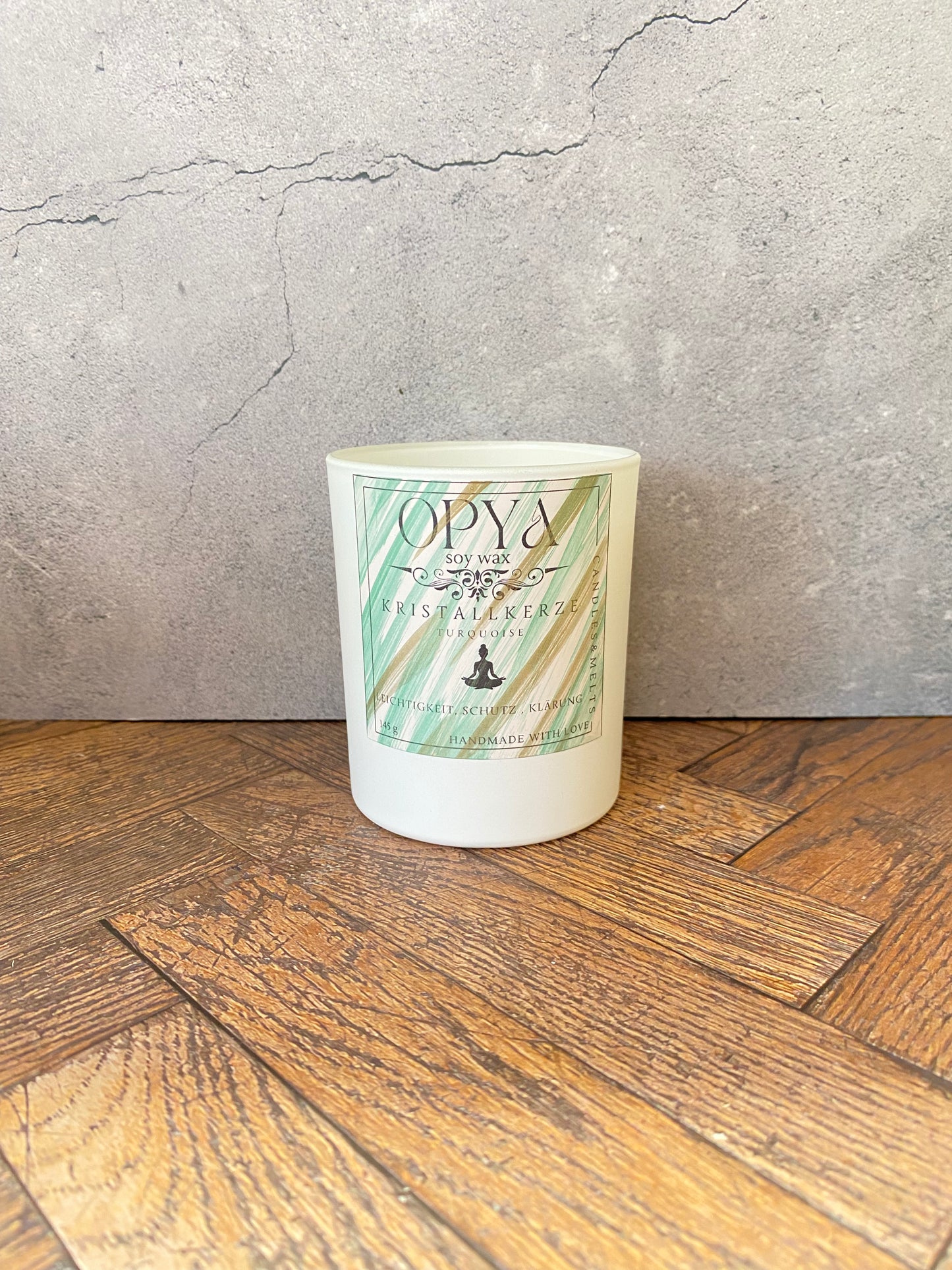 Kristall-Duftkerze Amber Noir & Turqoise – Handgegossen aus Sojawachs | Handbemaltes Etikett | Meditation, Altar & Schutz