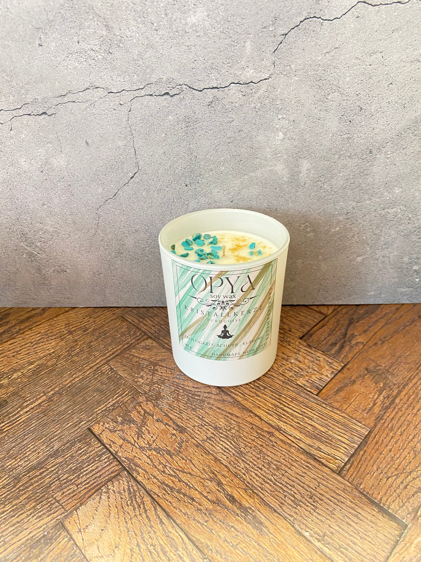 Kristall-Duftkerze Amber Noir & Turqoise – Handgegossen aus Sojawachs | Handbemaltes Etikett | Meditation, Altar & Schutz
