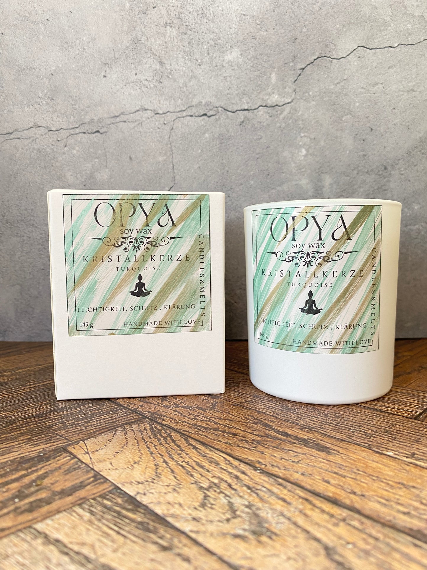 Kristall-Duftkerze Amber Noir & Turqoise – Handgegossen aus Sojawachs | Handbemaltes Etikett | Meditation, Altar & Schutz