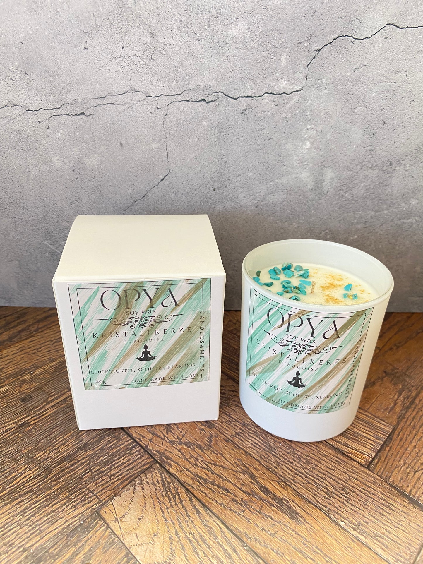 Kristall-Duftkerze Amber Noir & Turqoise – Handgegossen aus Sojawachs | Handbemaltes Etikett | Meditation, Altar & Schutz