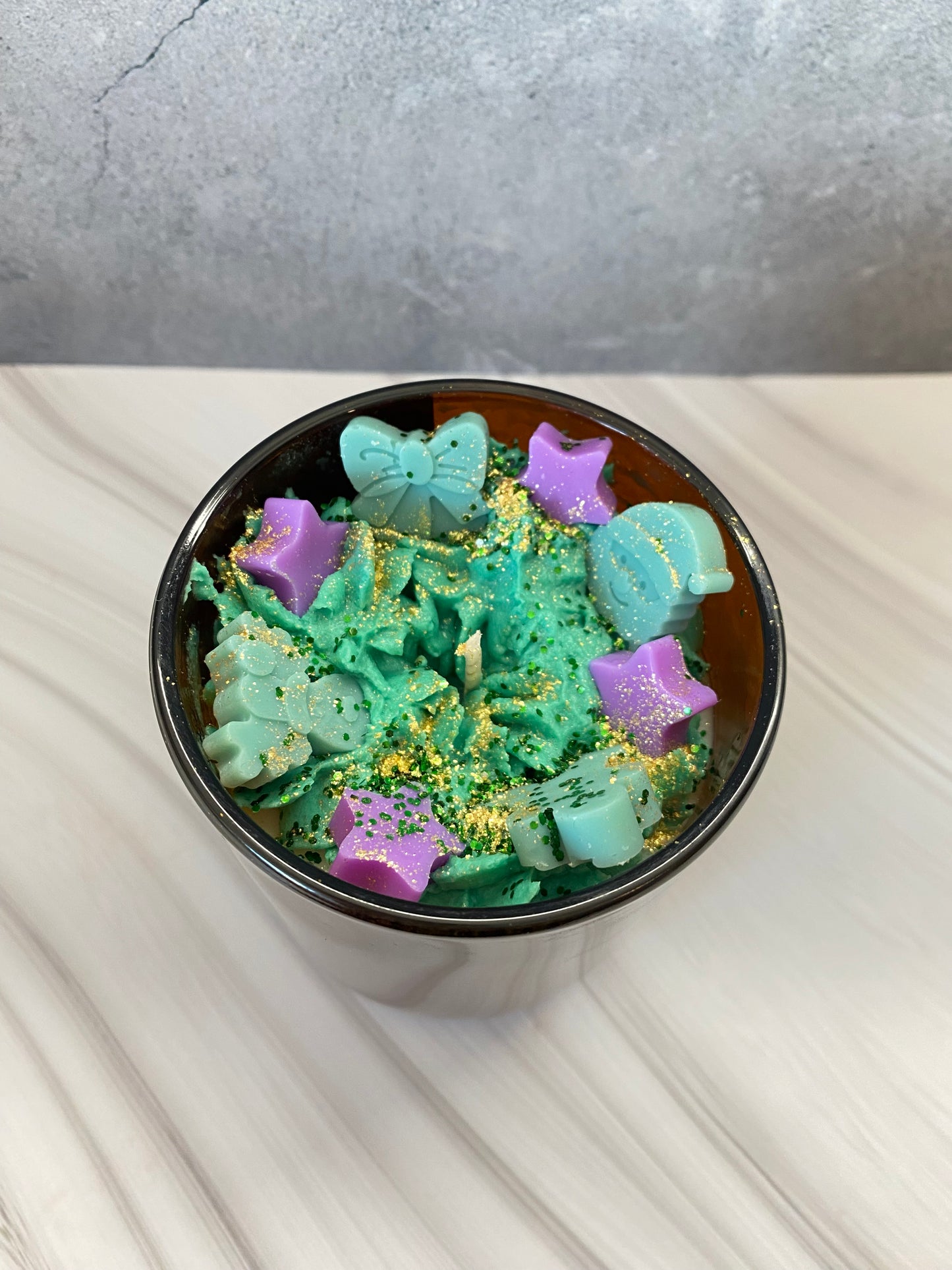 Weihnachts-Duftkerze aus Sojawachs „Weihnachtsstimmung“ – Handgemacht im Amberglas