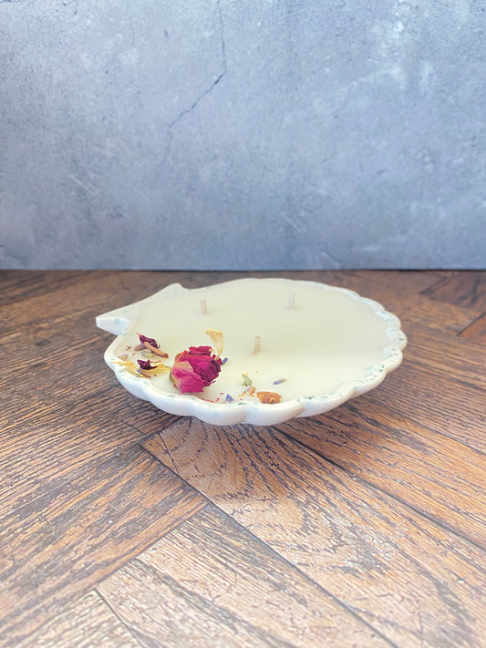 Blühende Rose – Handgemachte Dreidocht Duftkerze aus Sojawachs in Jesin Muschelschale