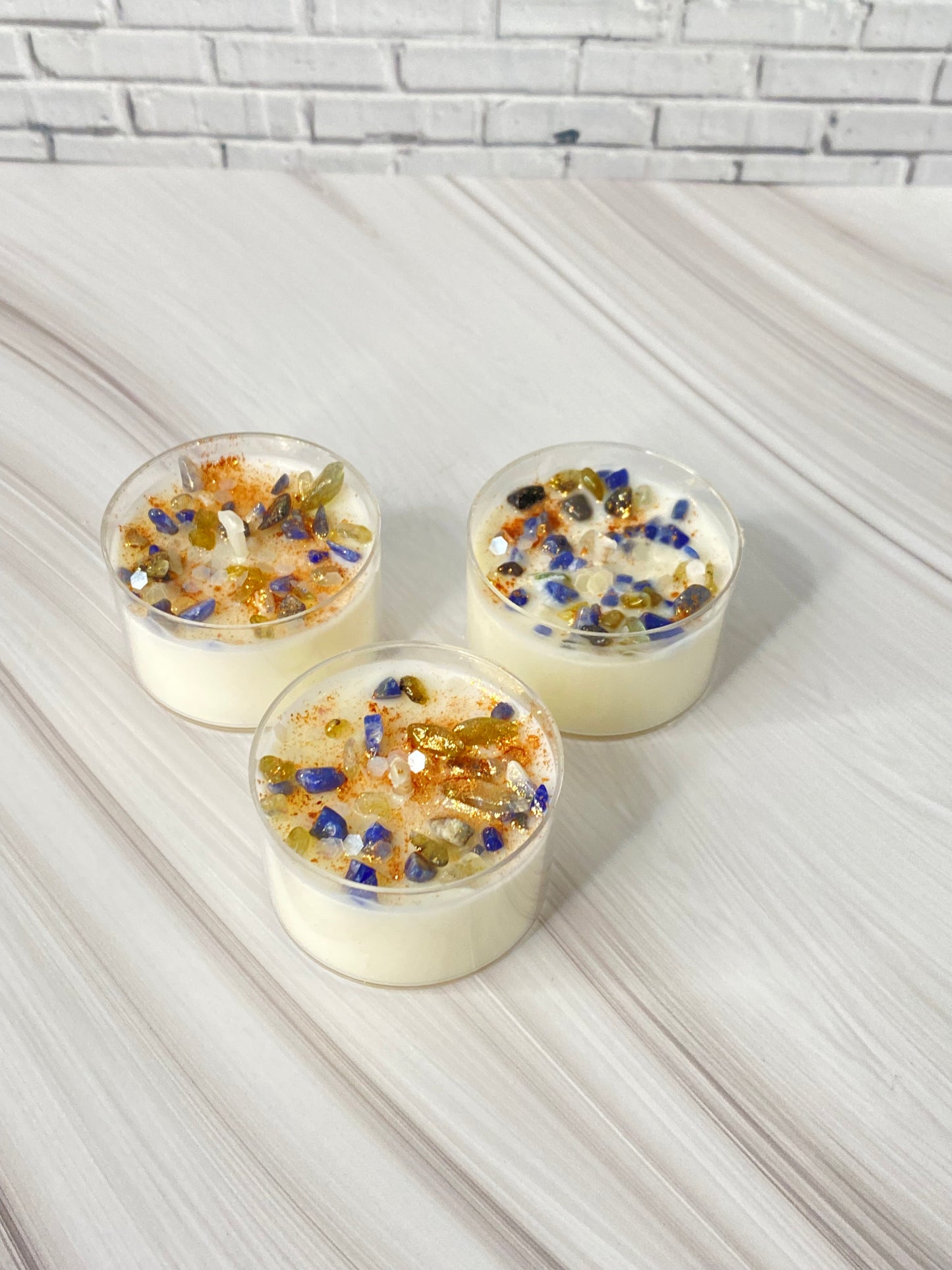 Kristall-Teelicht-Set - mit Labradorit, Opalit & Sodalit Kristallen, handgegossen aus reinem Sojawachs