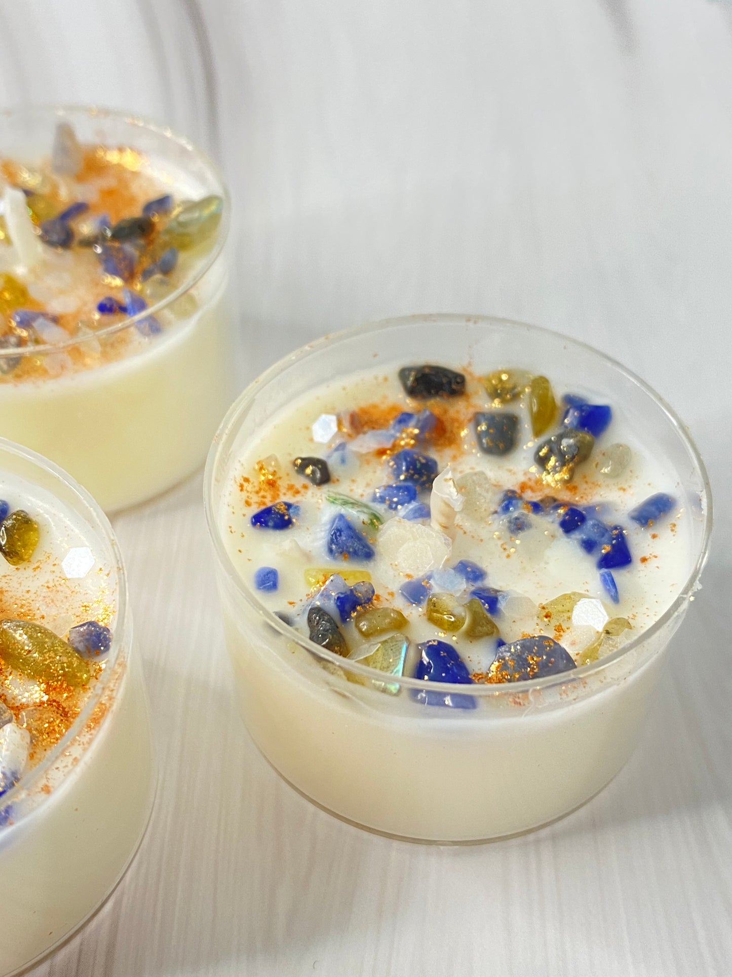 Kristall-Teelicht-Set - mit Labradorit, Opalit & Sodalit Kristallen, handgegossen aus reinem Sojawachs