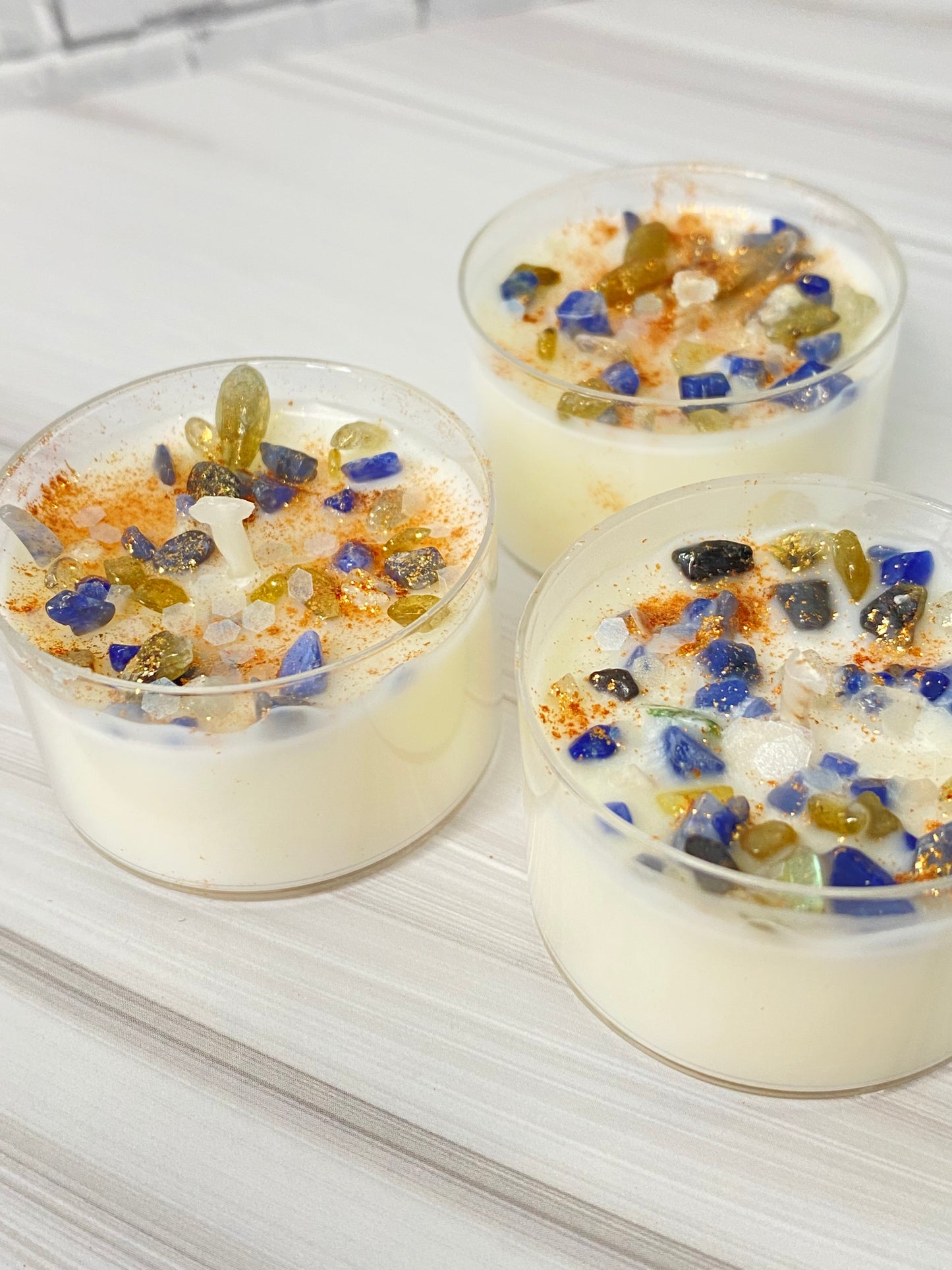 Kristall-Teelicht-Set - mit Labradorit, Opalit & Sodalit Kristallen, handgegossen aus reinem Sojawachs