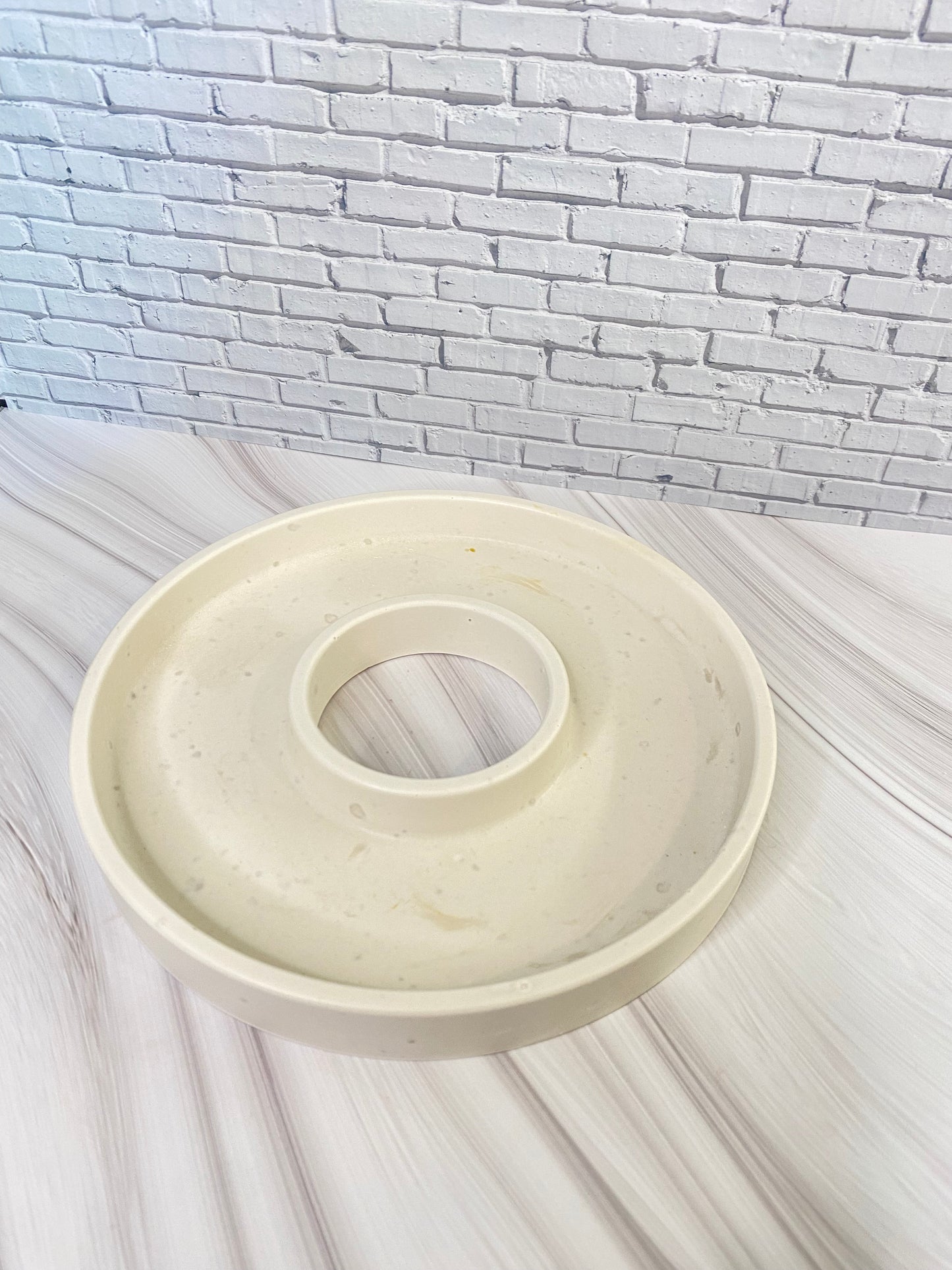 Dekoteller - Dekoring, hangegossen aus Jesin mit Kerze, Tigerauge- und Jade Kristalle, Trockenblume