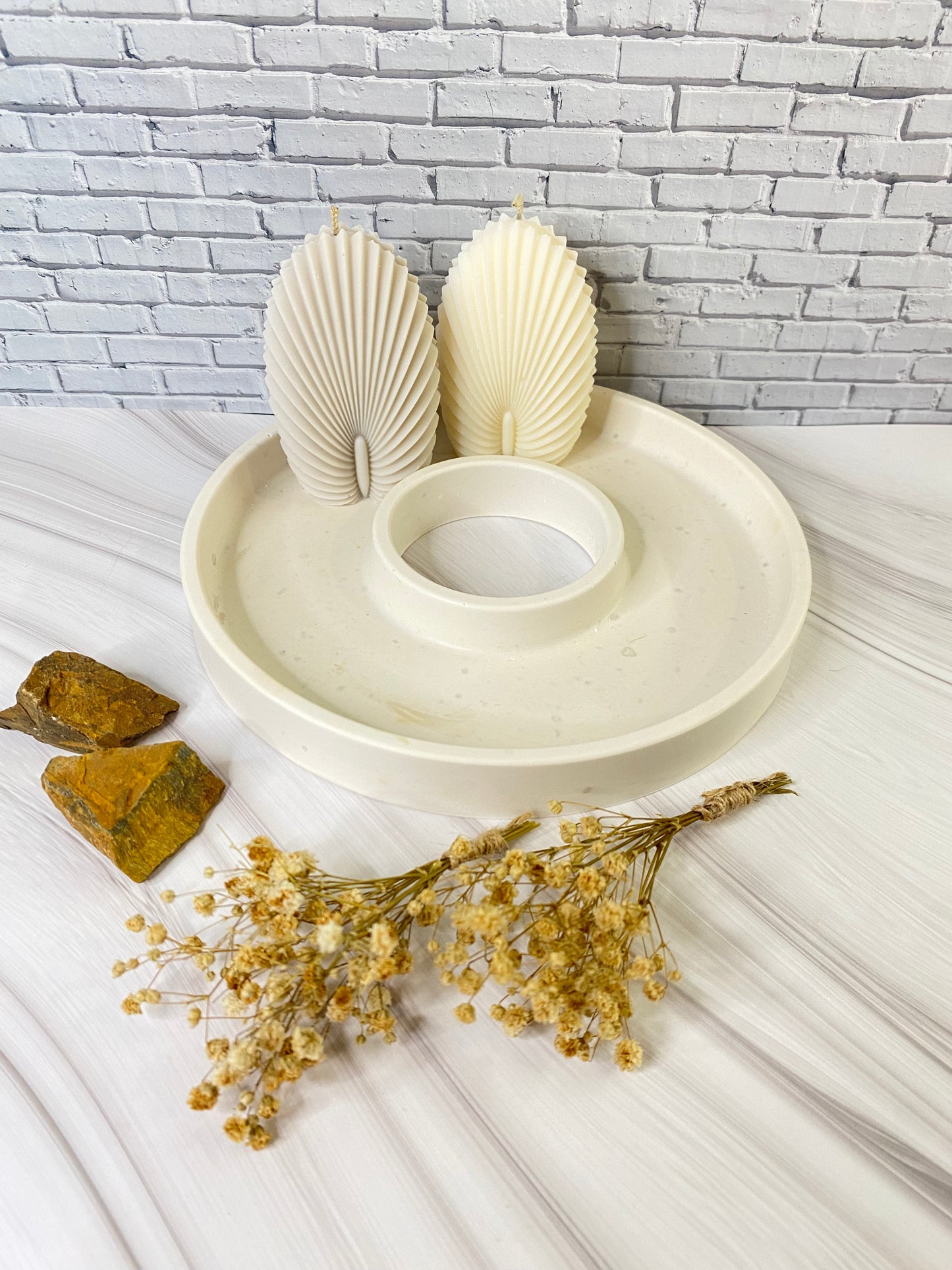 Dekoteller - Dekoring, hangegossen aus Jesin mit Kerze, Tigerauge- und Jade Kristalle, Trockenblume