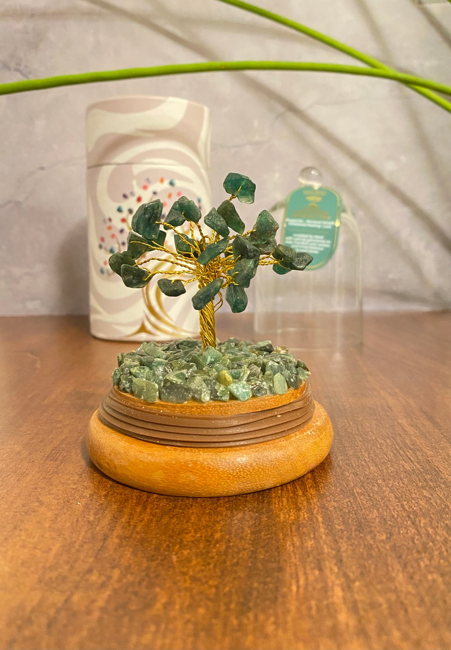 🌿 Kristallbaum – Grüner Aventurin im Glasdom