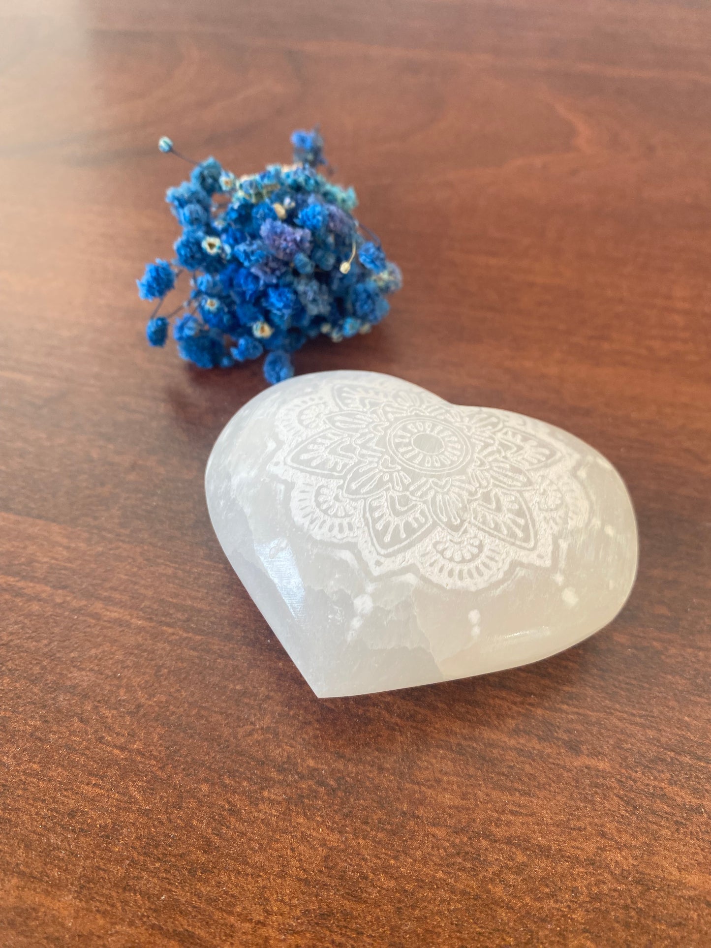 Selenit Herz , mit Mandala - Muster, Meditation mit Selenit, Reinigung,  Altardekoration,  Selenit – Stein der Klarheit und  Reinigung