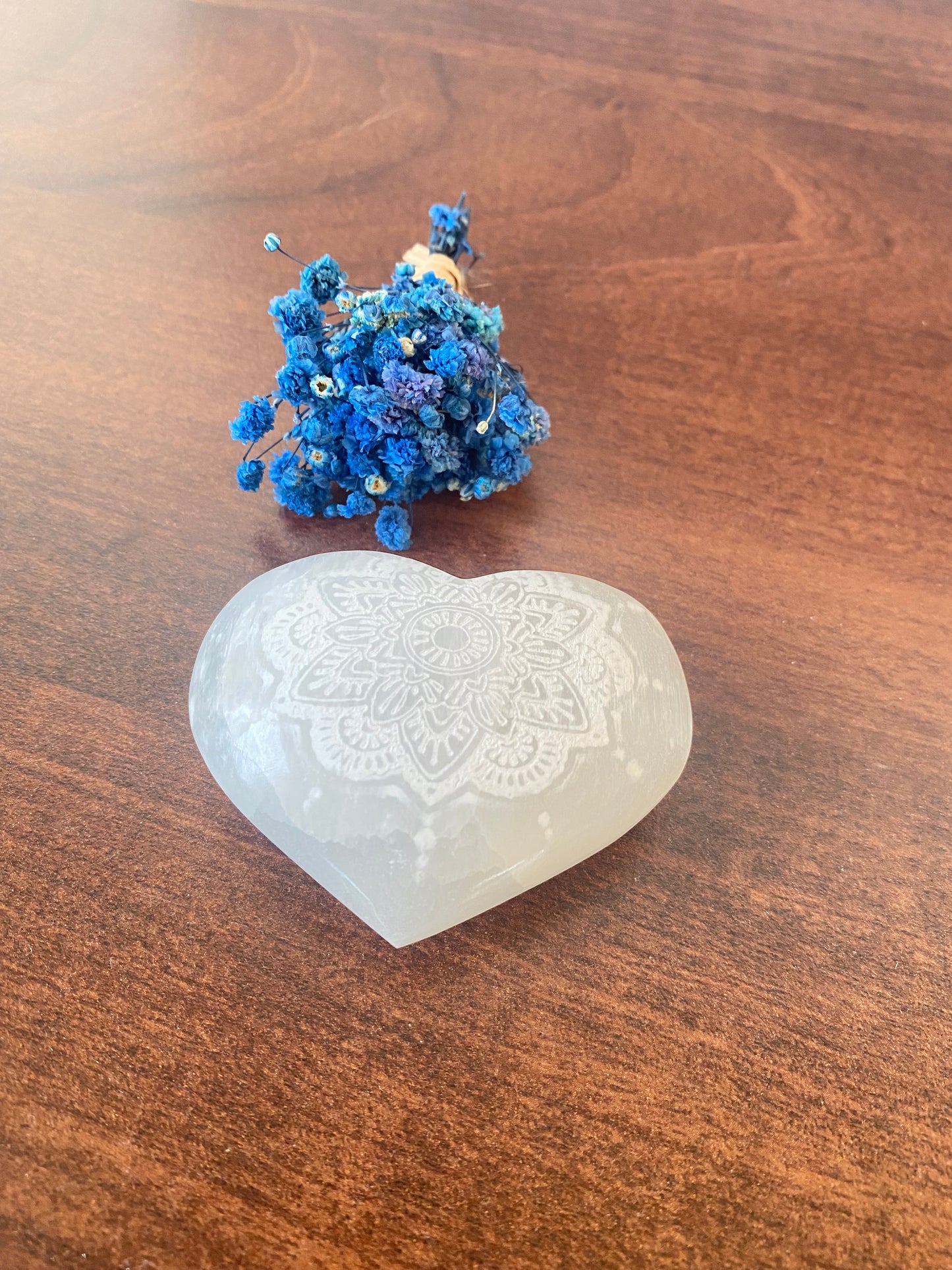 Selenit Herz , mit Mandala - Muster, Meditation mit Selenit, Reinigung,  Altardekoration,  Selenit – Stein der Klarheit und  Reinigung