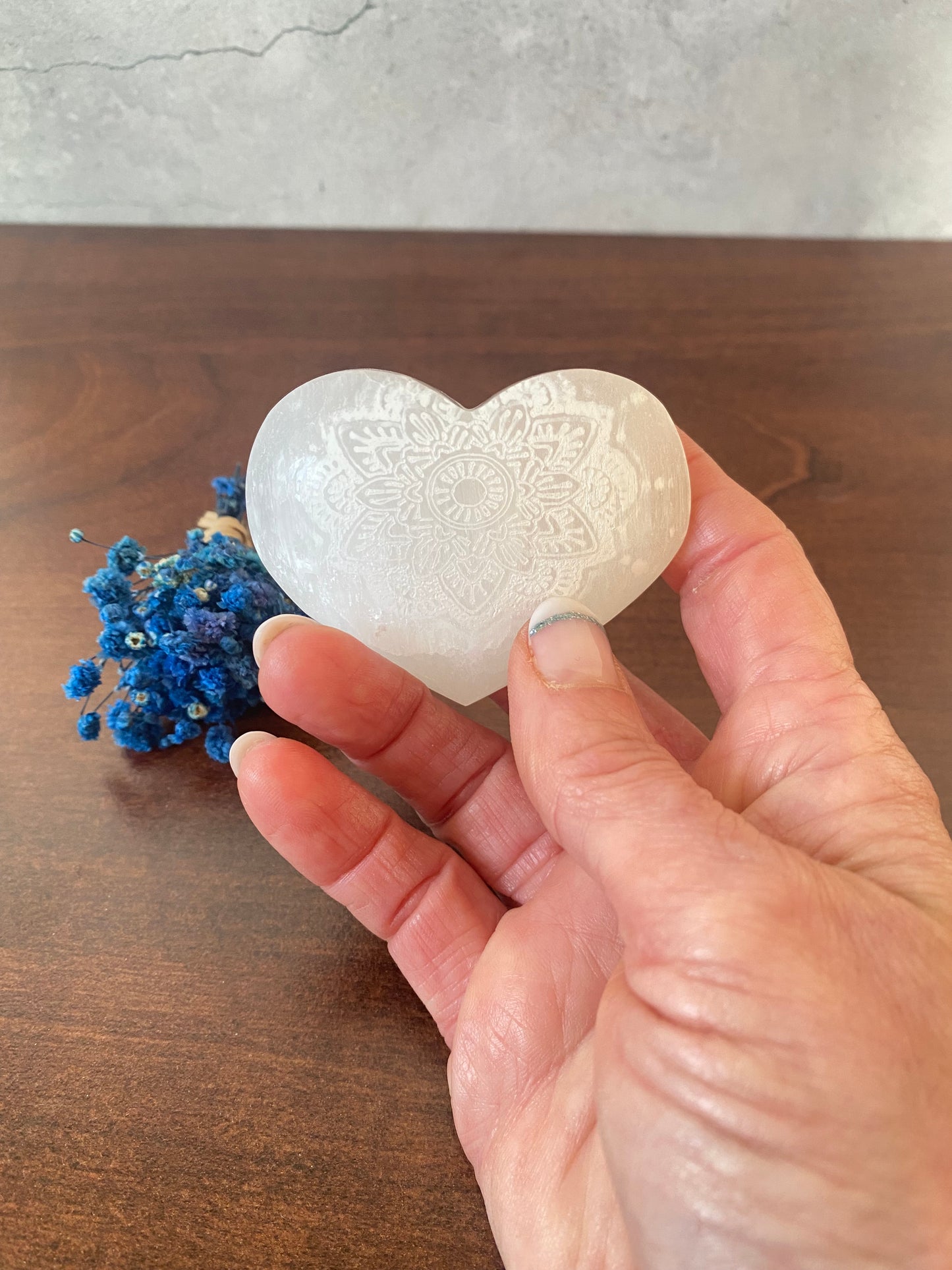 Selenit Herz , mit Mandala - Muster, Meditation mit Selenit, Reinigung,  Altardekoration,  Selenit – Stein der Klarheit und  Reinigung