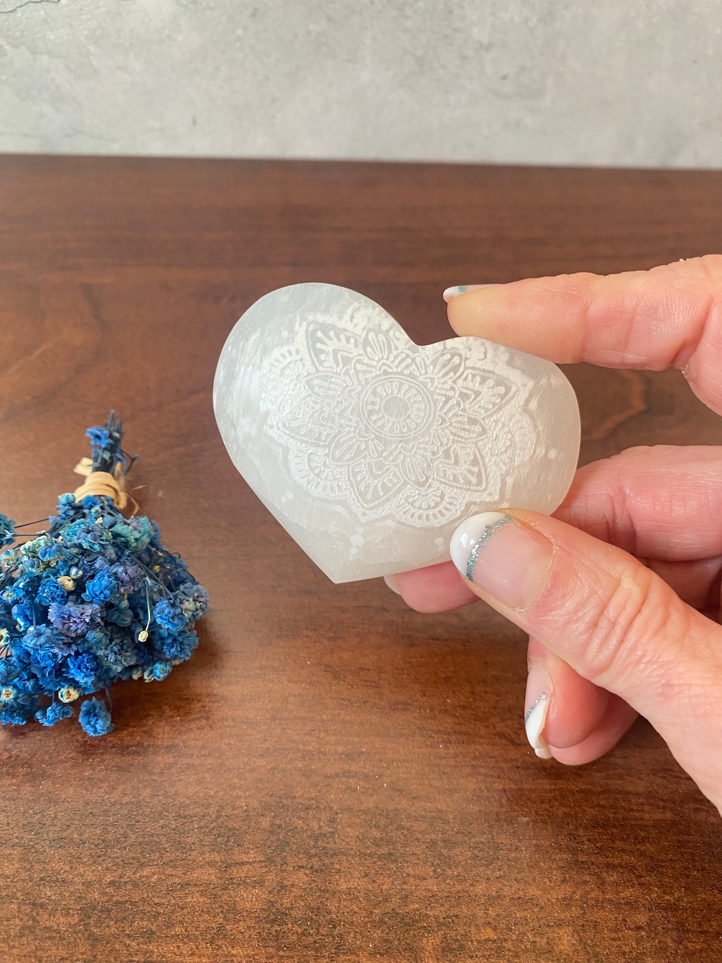 Selenit Herz , mit Mandala - Muster, Meditation mit Selenit, Reinigung,  Altardekoration,  Selenit – Stein der Klarheit und  Reinigung