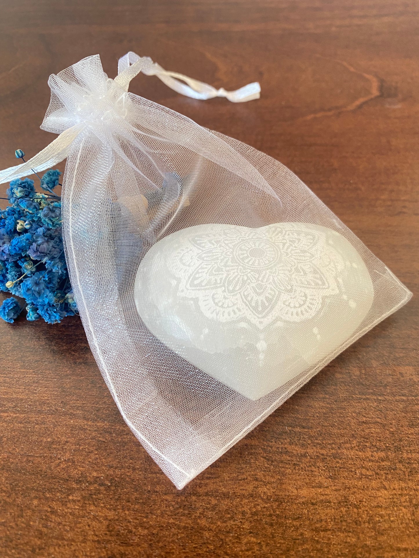 Selenit Herz , mit Mandala - Muster, Meditation mit Selenit, Reinigung,  Altardekoration,  Selenit – Stein der Klarheit und  Reinigung