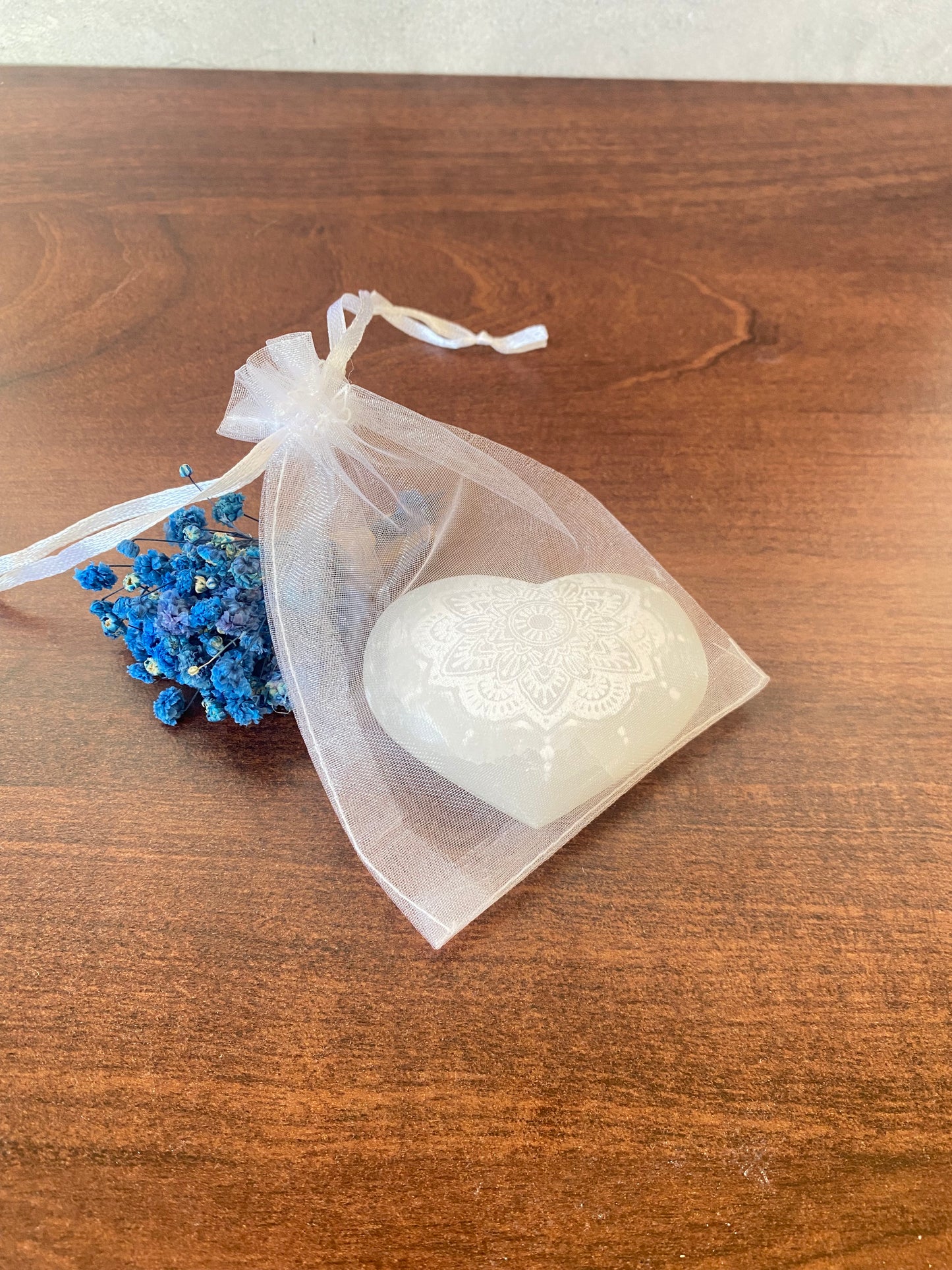 Selenit Herz , mit Mandala - Muster, Meditation mit Selenit, Reinigung,  Altardekoration,  Selenit – Stein der Klarheit und  Reinigung