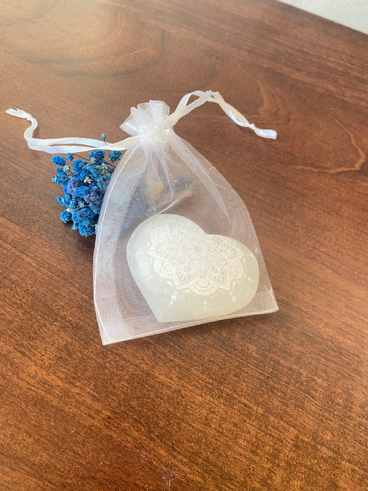 Selenit Herz , mit Mandala - Muster, Meditation mit Selenit, Reinigung,  Altardekoration,  Selenit – Stein der Klarheit und  Reinigung