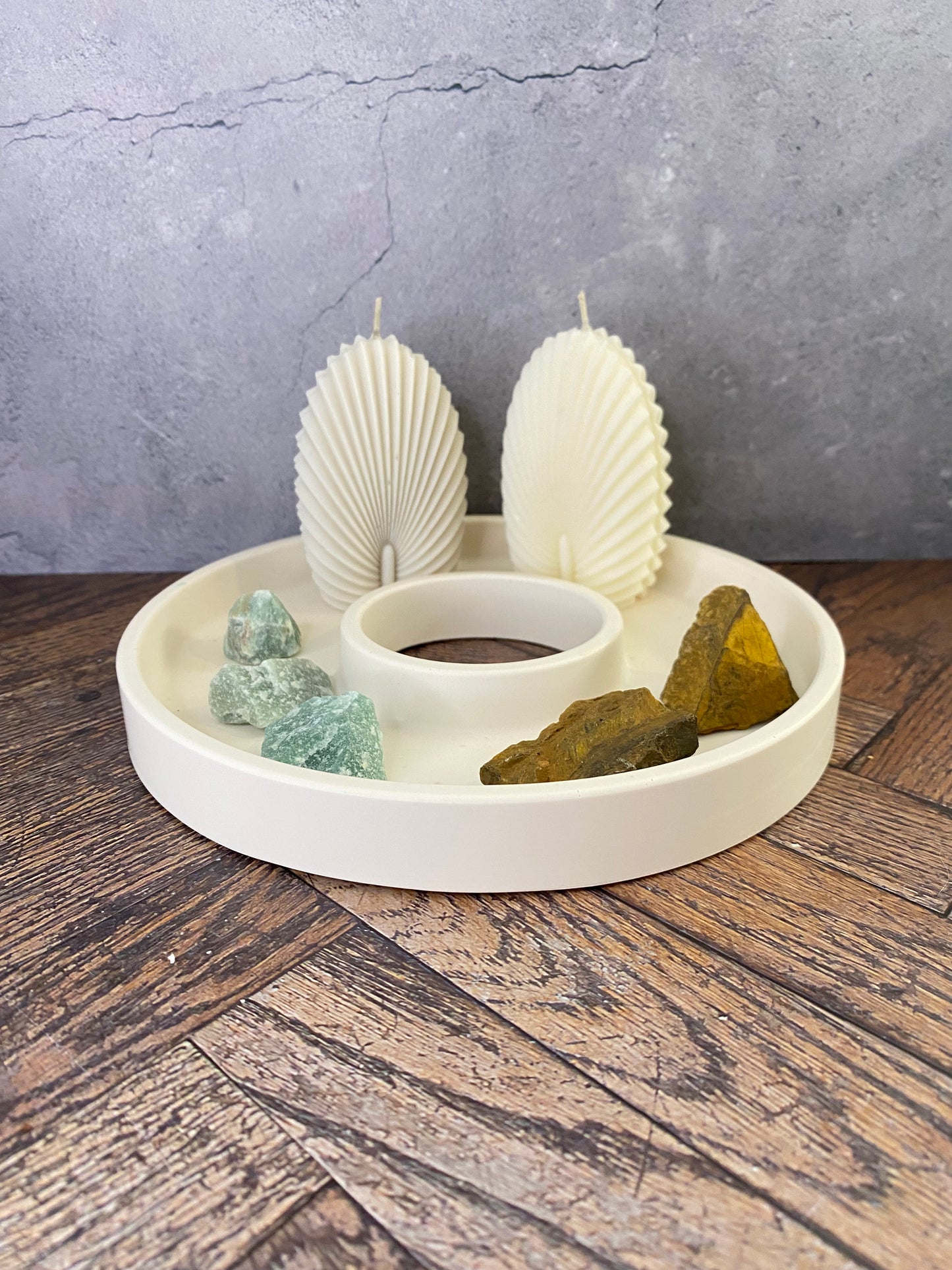 Dekoteller - Dekoring, hangegossen aus Jesin mit Kerze, Tigerauge- und Jade Kristalle, Trockenblume