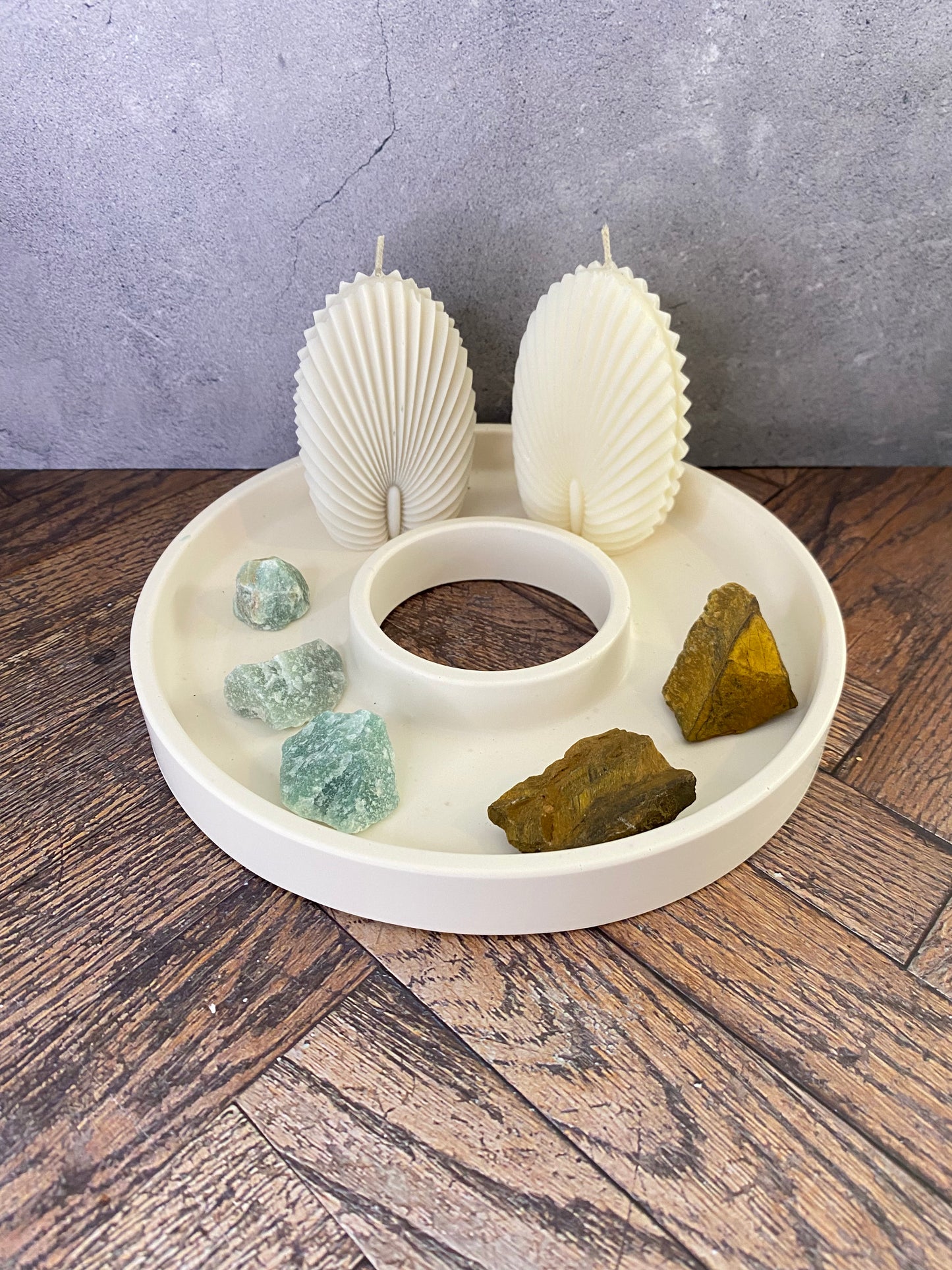 Dekoteller - Dekoring, hangegossen aus Jesin mit Kerze, Tigerauge- und Jade Kristalle, Trockenblume