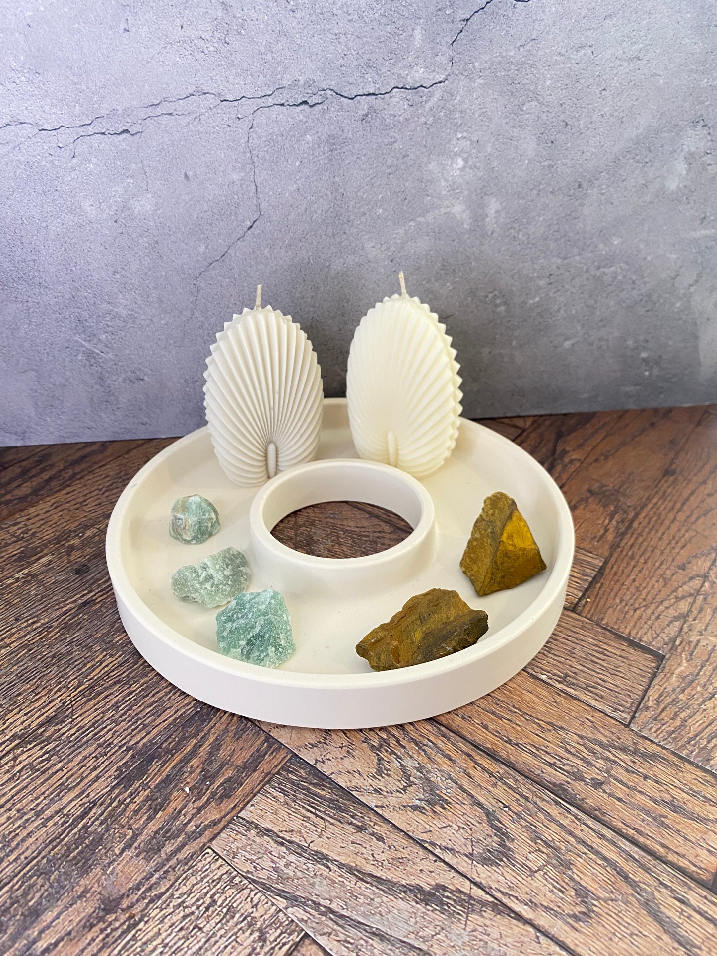 Dekoteller - Dekoring, hangegossen aus Jesin mit Kerze, Tigerauge- und Jade Kristalle, Trockenblume