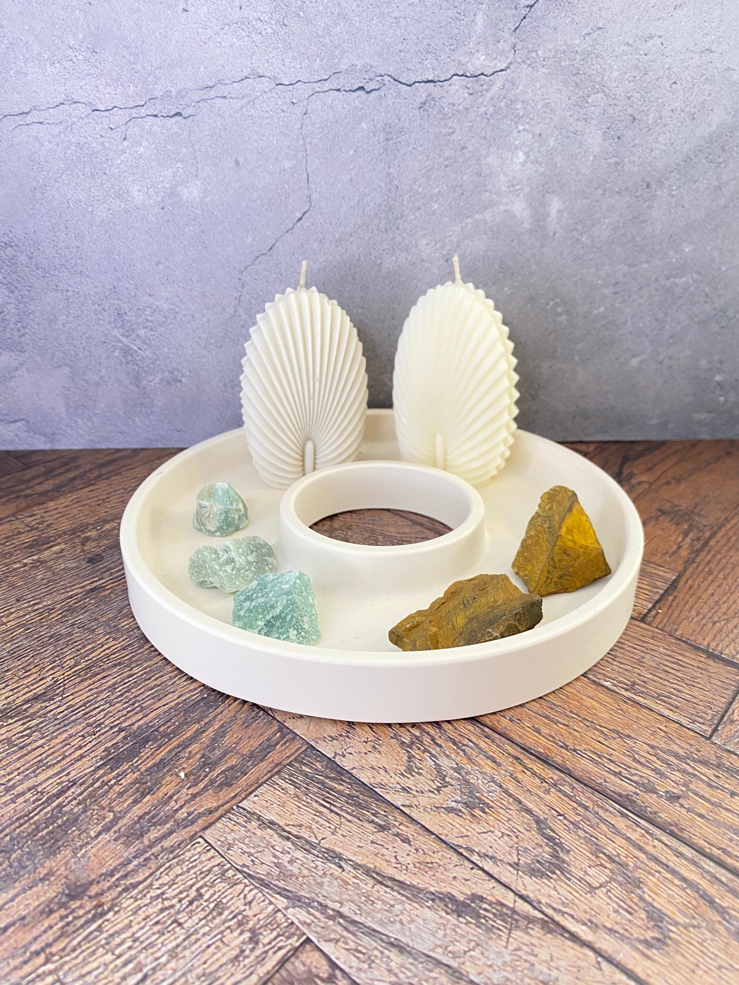 Dekoteller - Dekoring, hangegossen aus Jesin mit Kerze, Tigerauge- und Jade Kristalle, Trockenblume