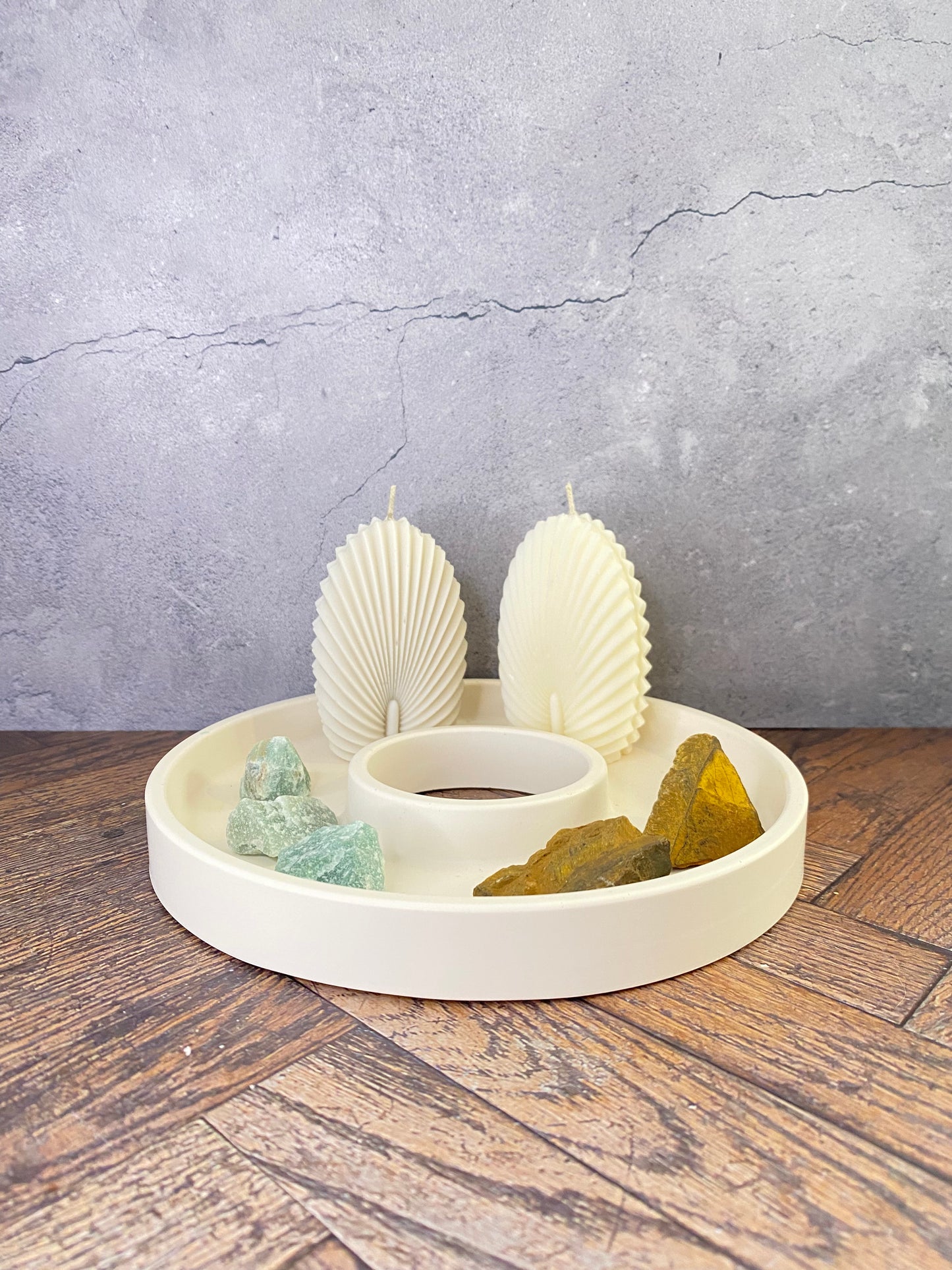 Dekoteller - Dekoring, hangegossen aus Jesin mit Kerze, Tigerauge- und Jade Kristalle, Trockenblume