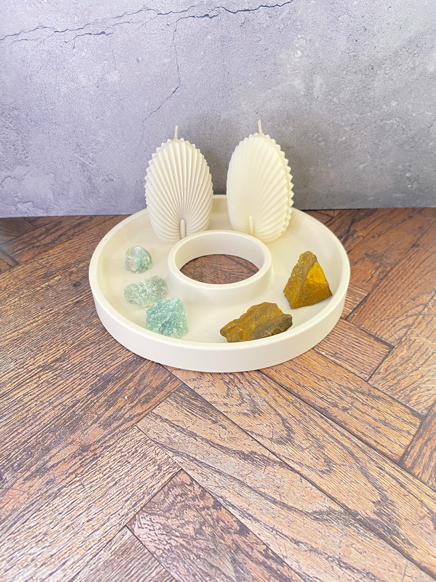 Dekoteller - Dekoring, hangegossen aus Jesin mit Kerze, Tigerauge- und Jade Kristalle, Trockenblume