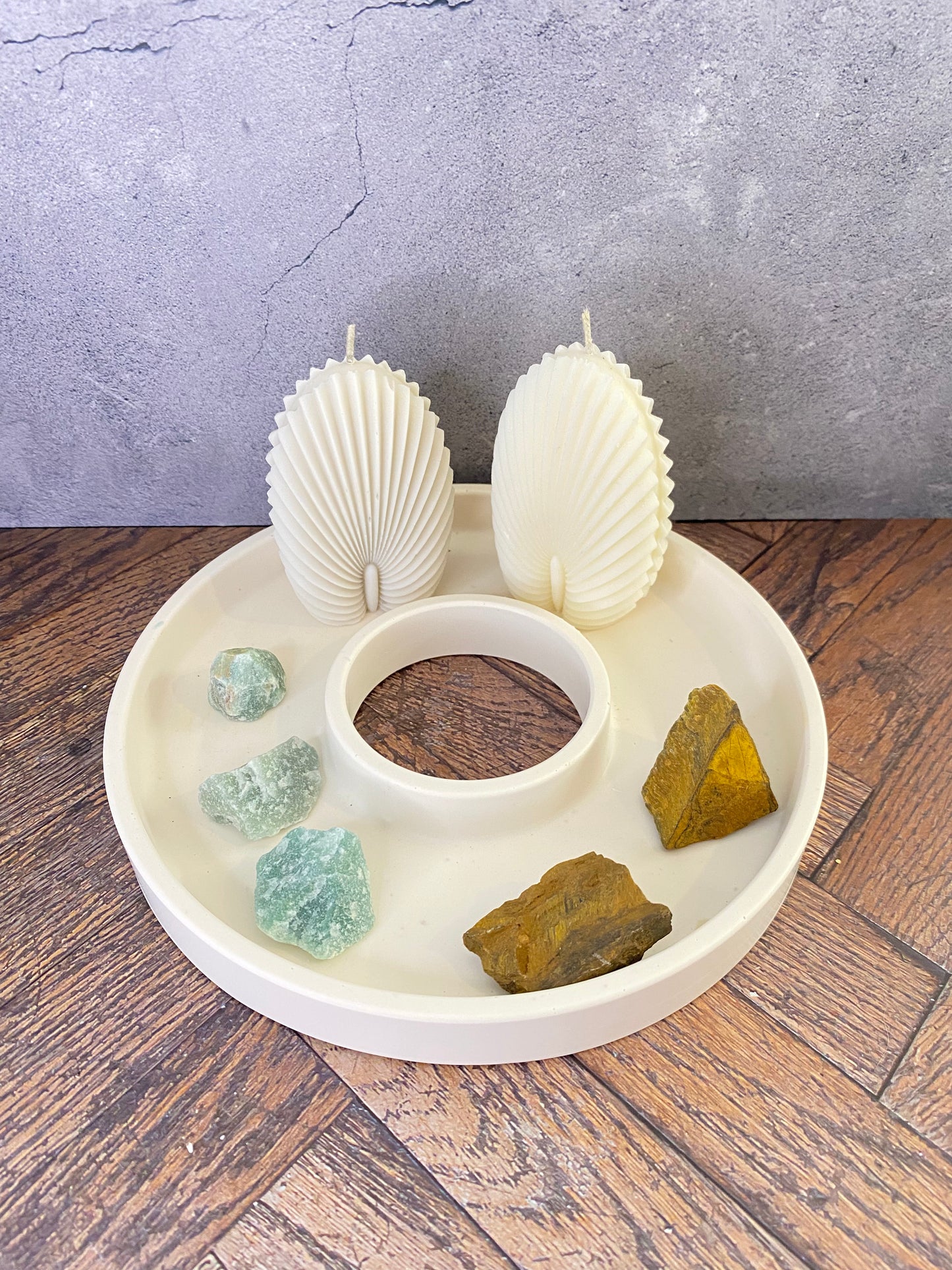 Dekoteller - Dekoring, hangegossen aus Jesin mit Kerze, Tigerauge- und Jade Kristalle, Trockenblume