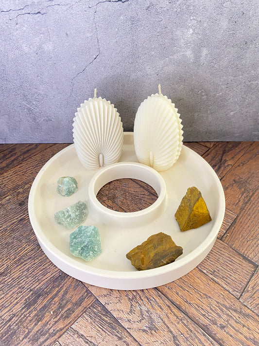 Dekoteller - Dekoring, hangegossen aus Jesin mit Kerze, Tigerauge- und Jade Kristalle, Trockenblume