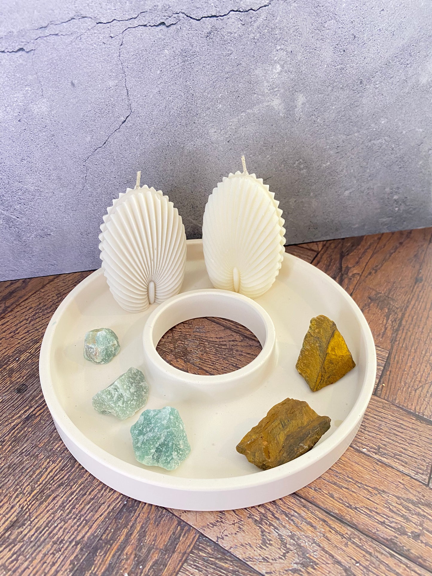Dekoteller - Dekoring, hangegossen aus Jesin mit Kerze, Tigerauge- und Jade Kristalle, Trockenblume